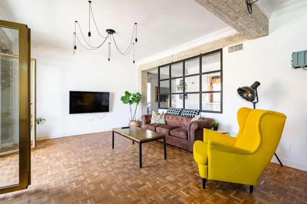 Living room in LifeHouse Cathedral * Free Parking* SuperiorWiFi*