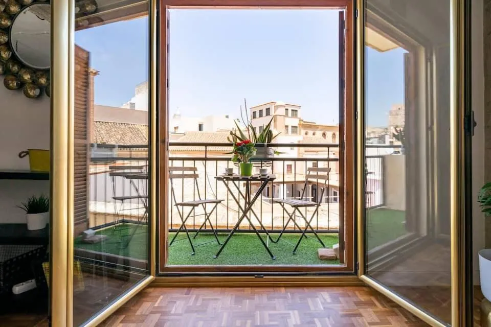 Balcony/Terrace in LifeHouse Cathedral * Free Parking* SuperiorWiFi*
