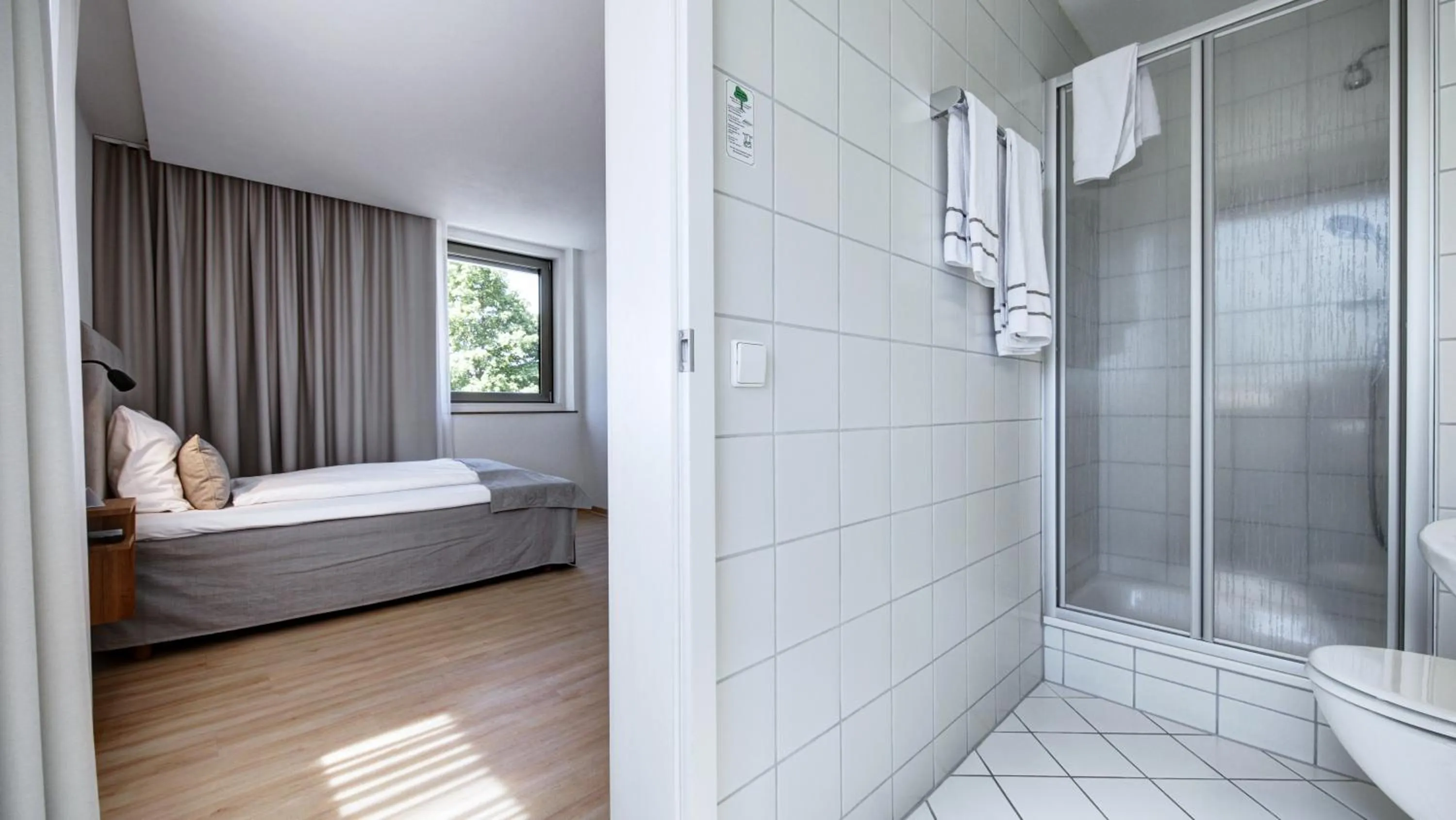 Shower, Bed in Hotel am Engelberg