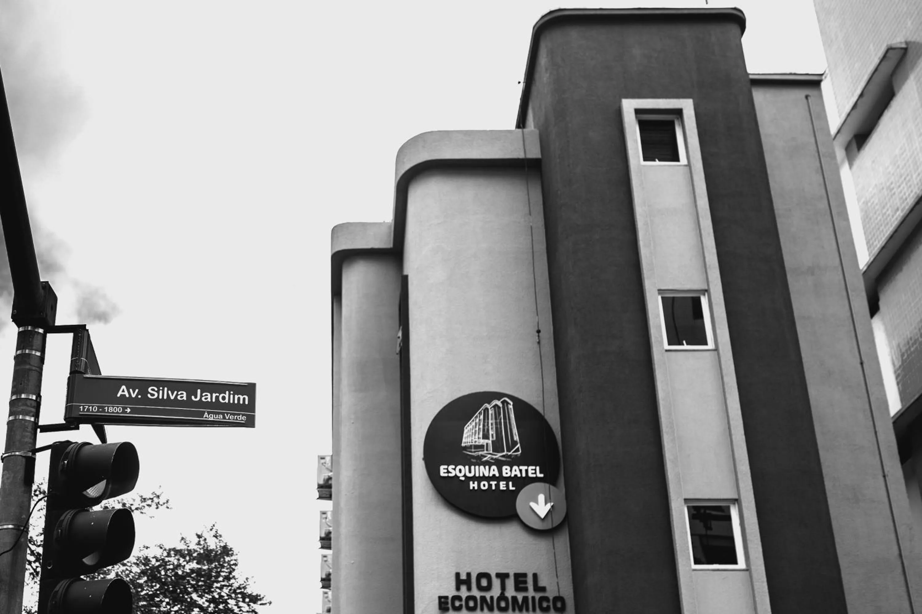 Location in Esquina Batel - Hotel Econômico