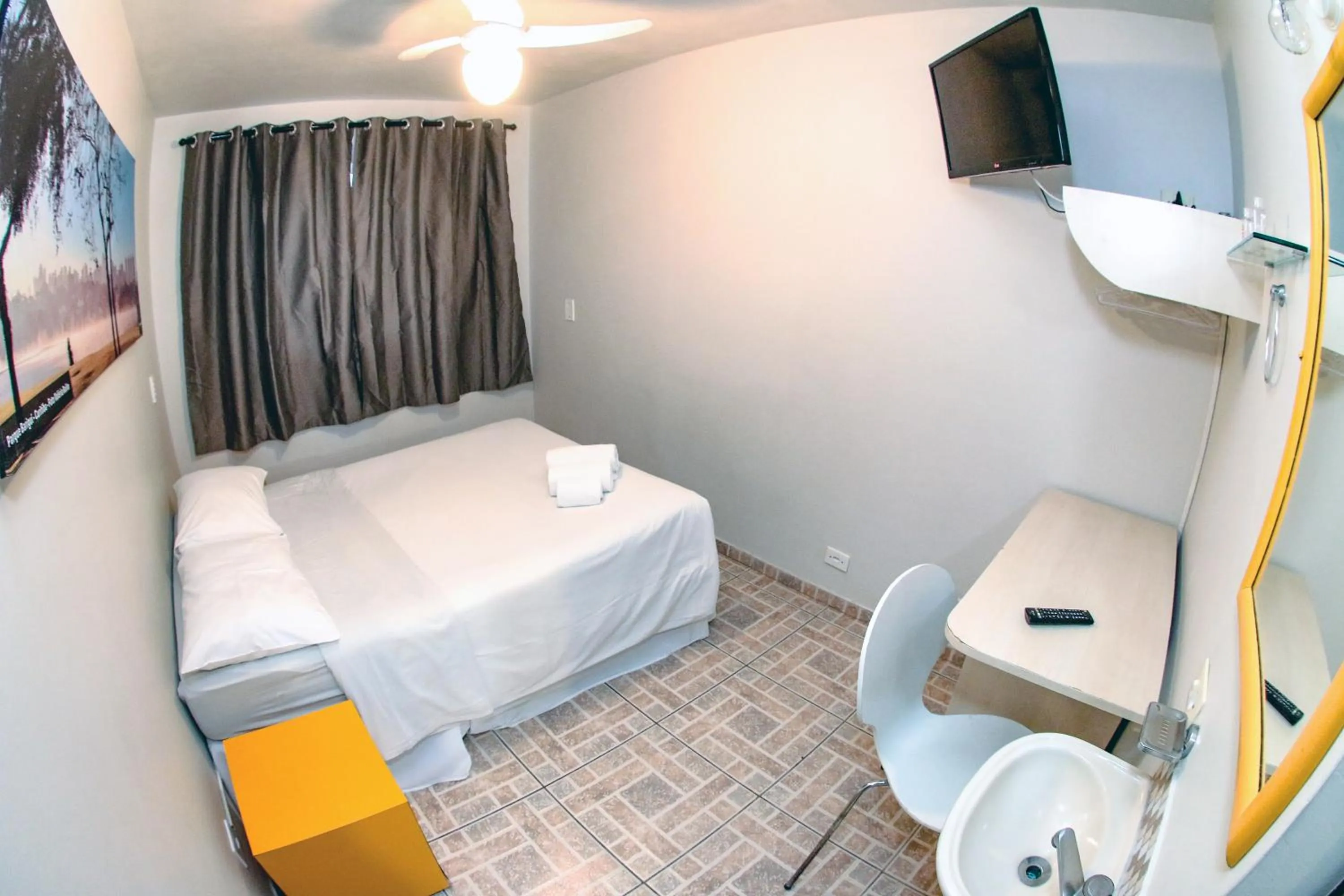 Bedroom, Bed in Esquina Batel - Hotel Econômico