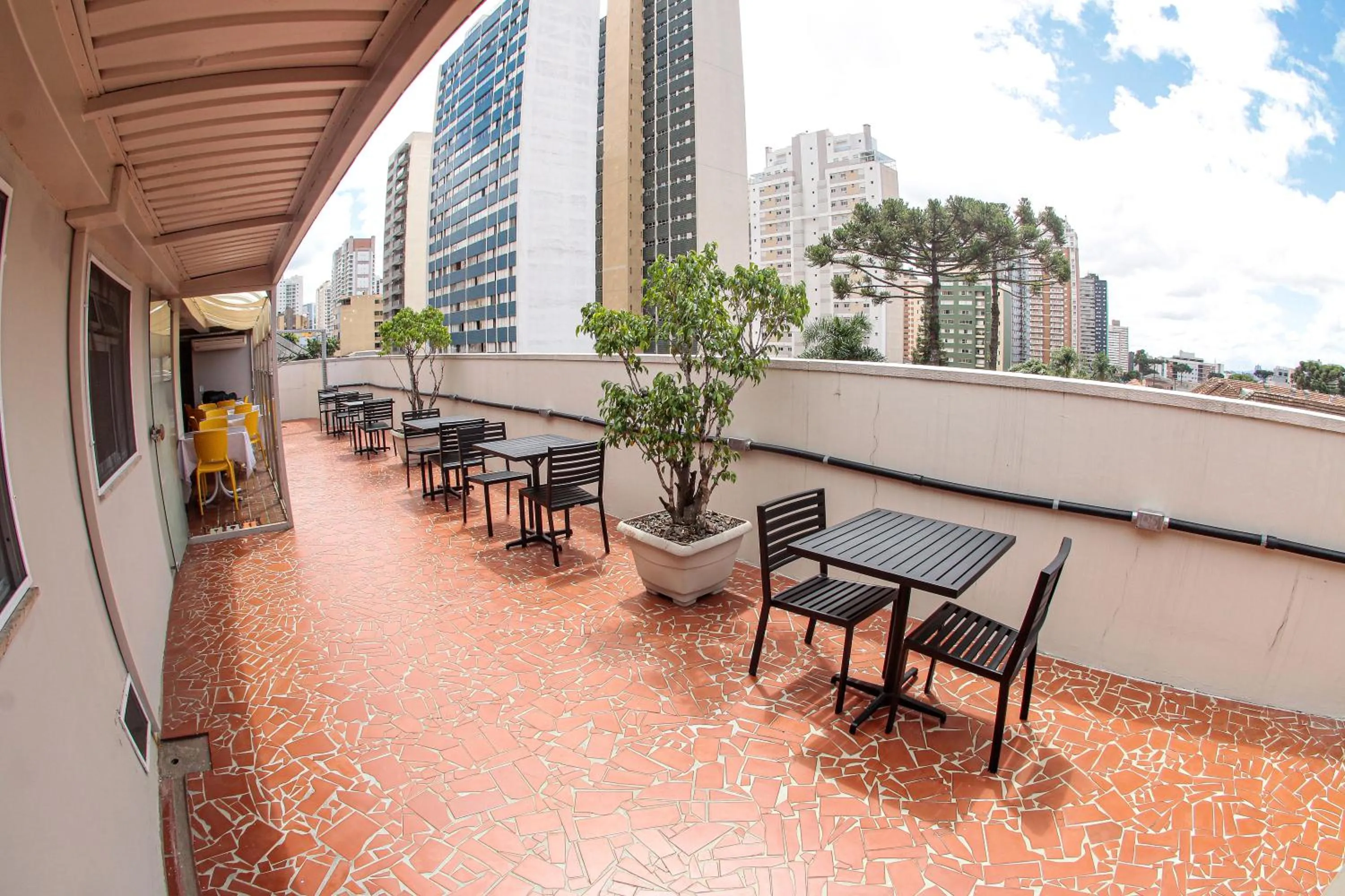 City view in Esquina Batel - Hotel Econômico