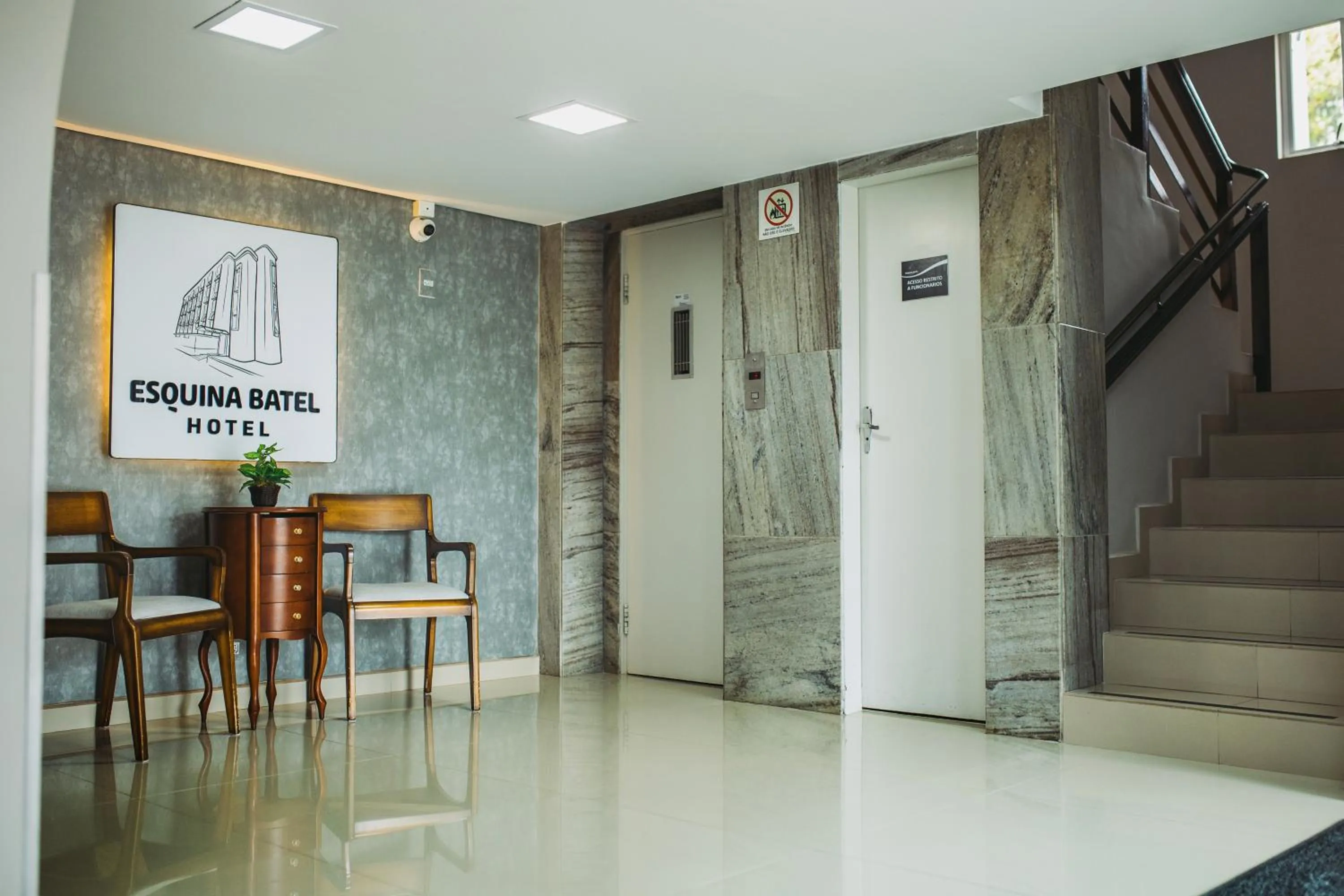 Esquina Batel - Hotel Econômico