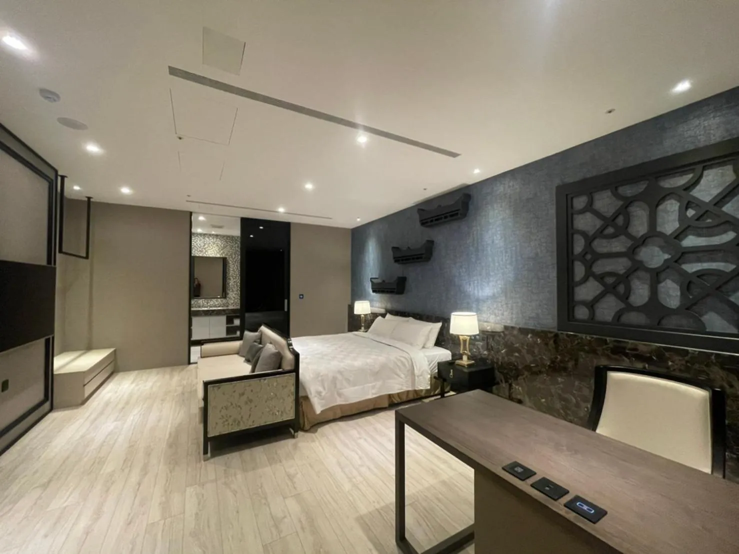 Photo of the whole room, Bed in Motel Lin