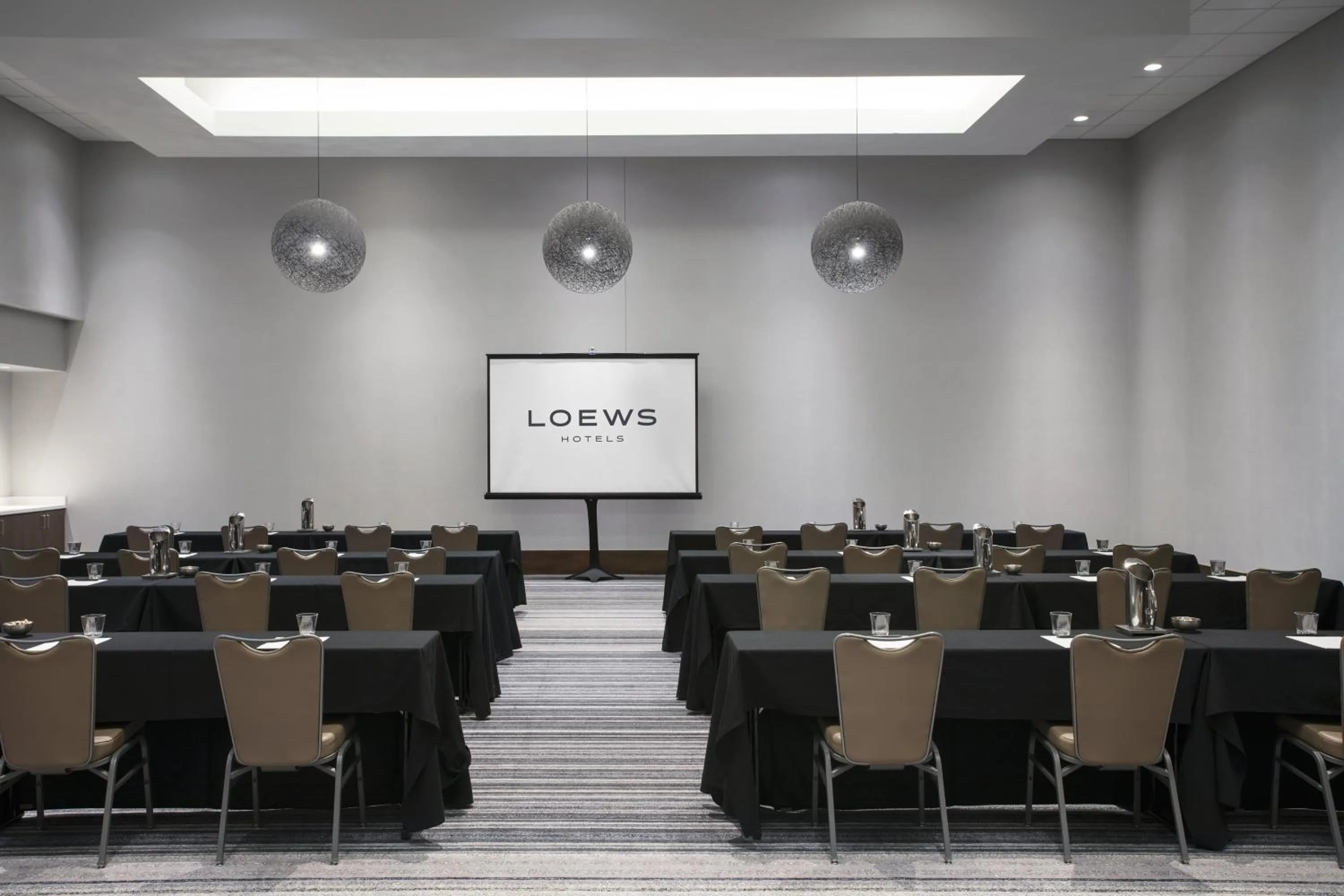 Meeting/conference room in Loews Chicago O'Hare Hotel
