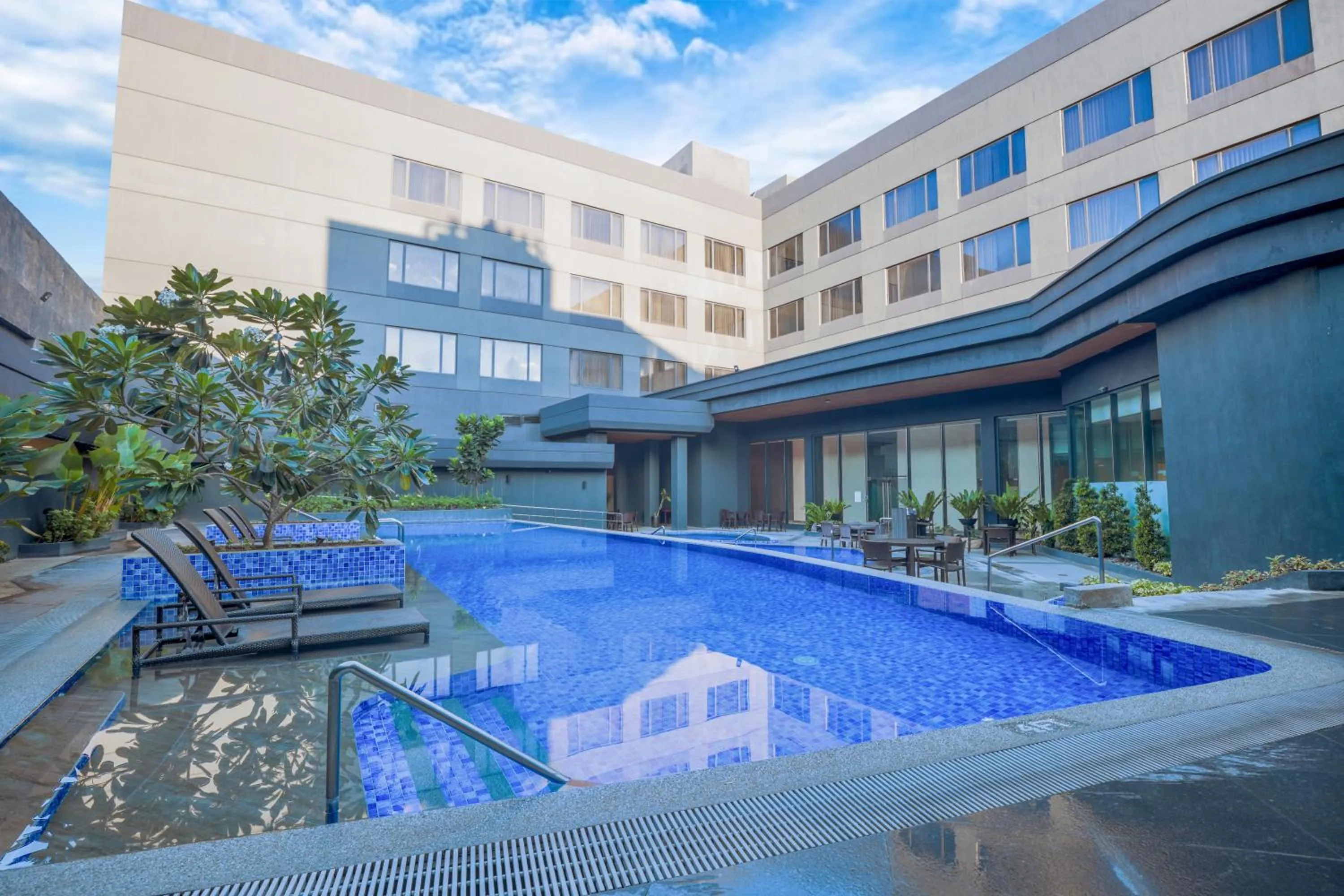Swimming pool in Grand Summit Hotel General Santos