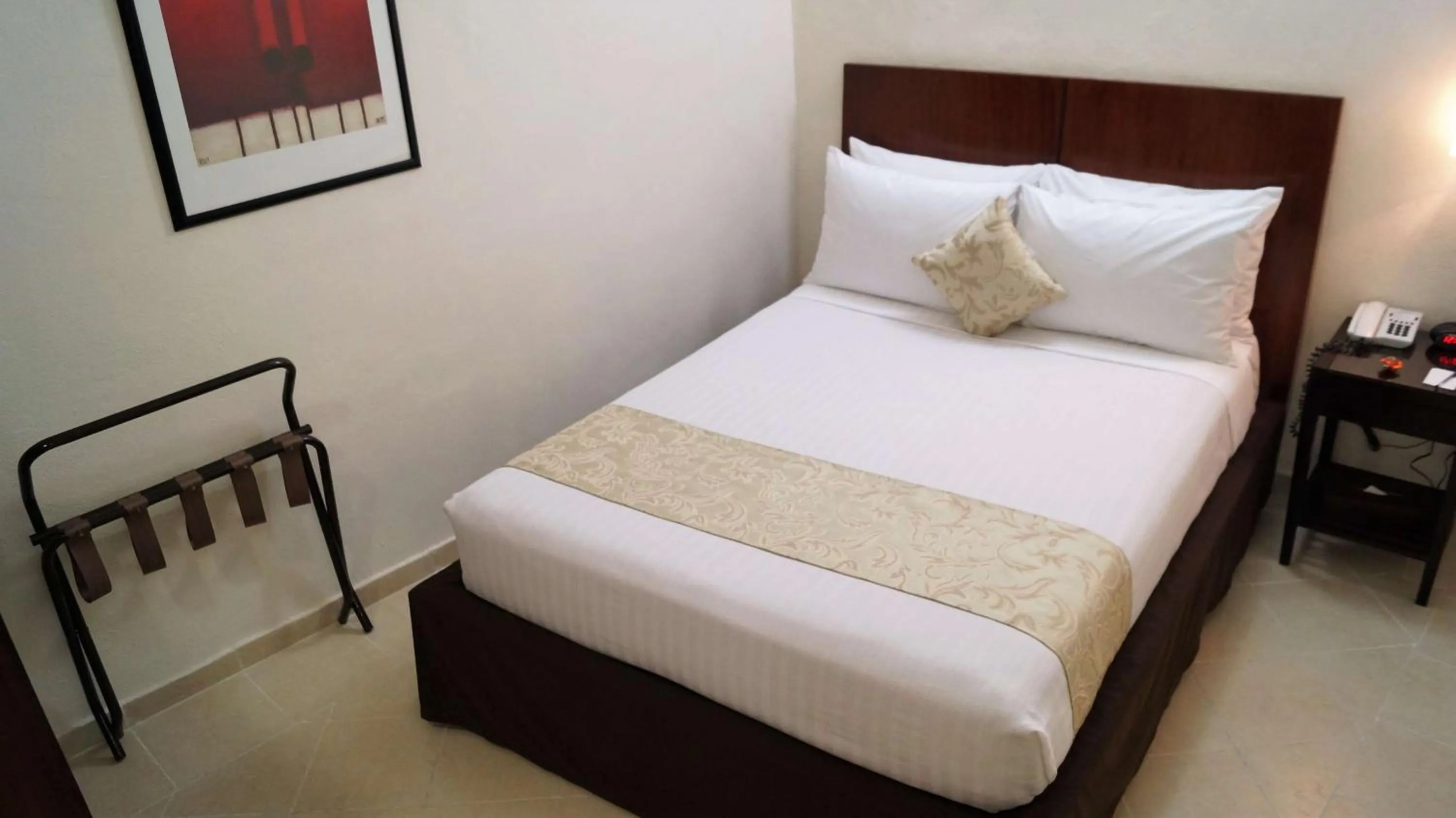 Photo of the whole room, Bed in Best Western Taxco