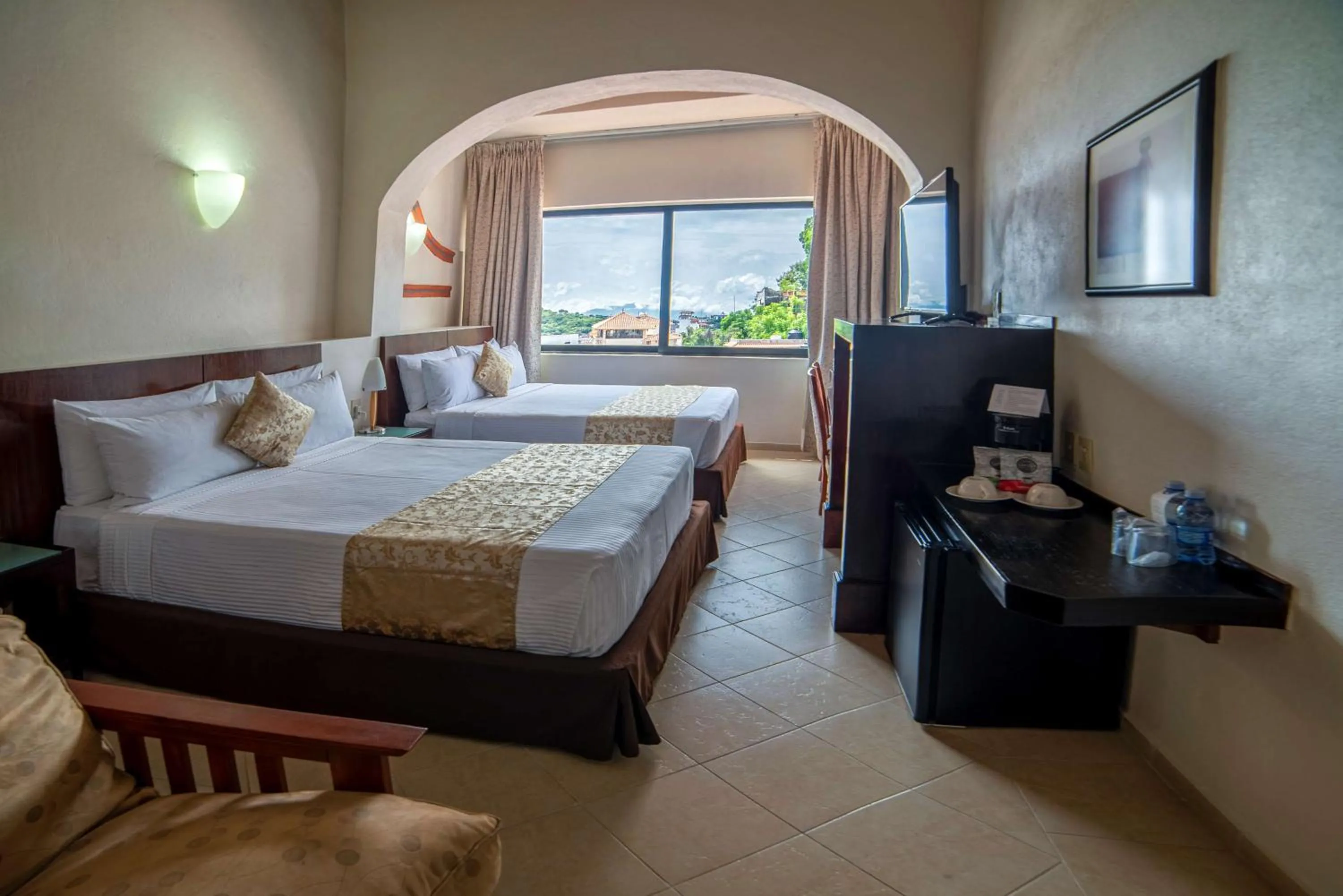 Photo of the whole room, Bed in Best Western Taxco