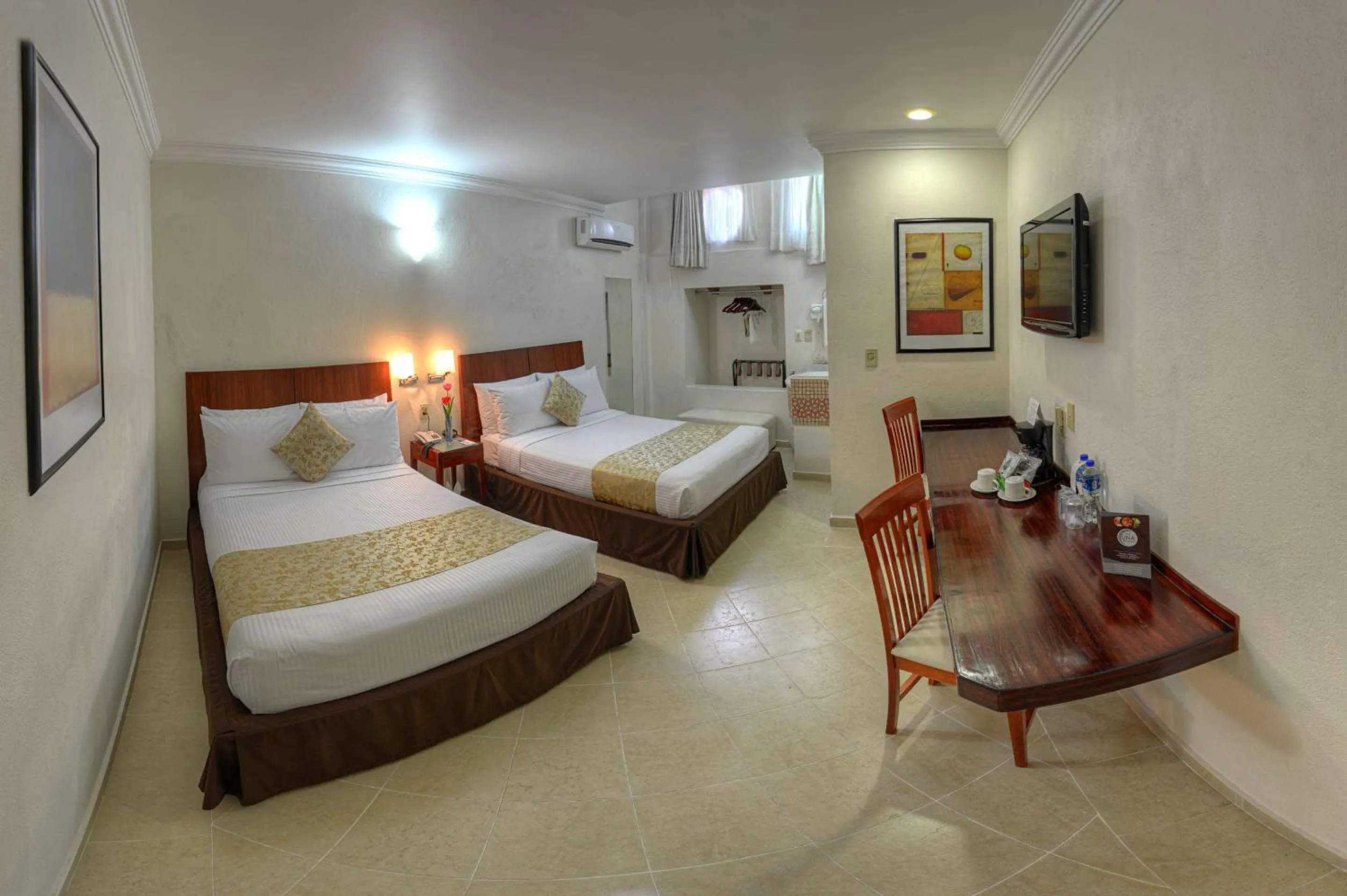 Photo of the whole room, Bed in Best Western Taxco