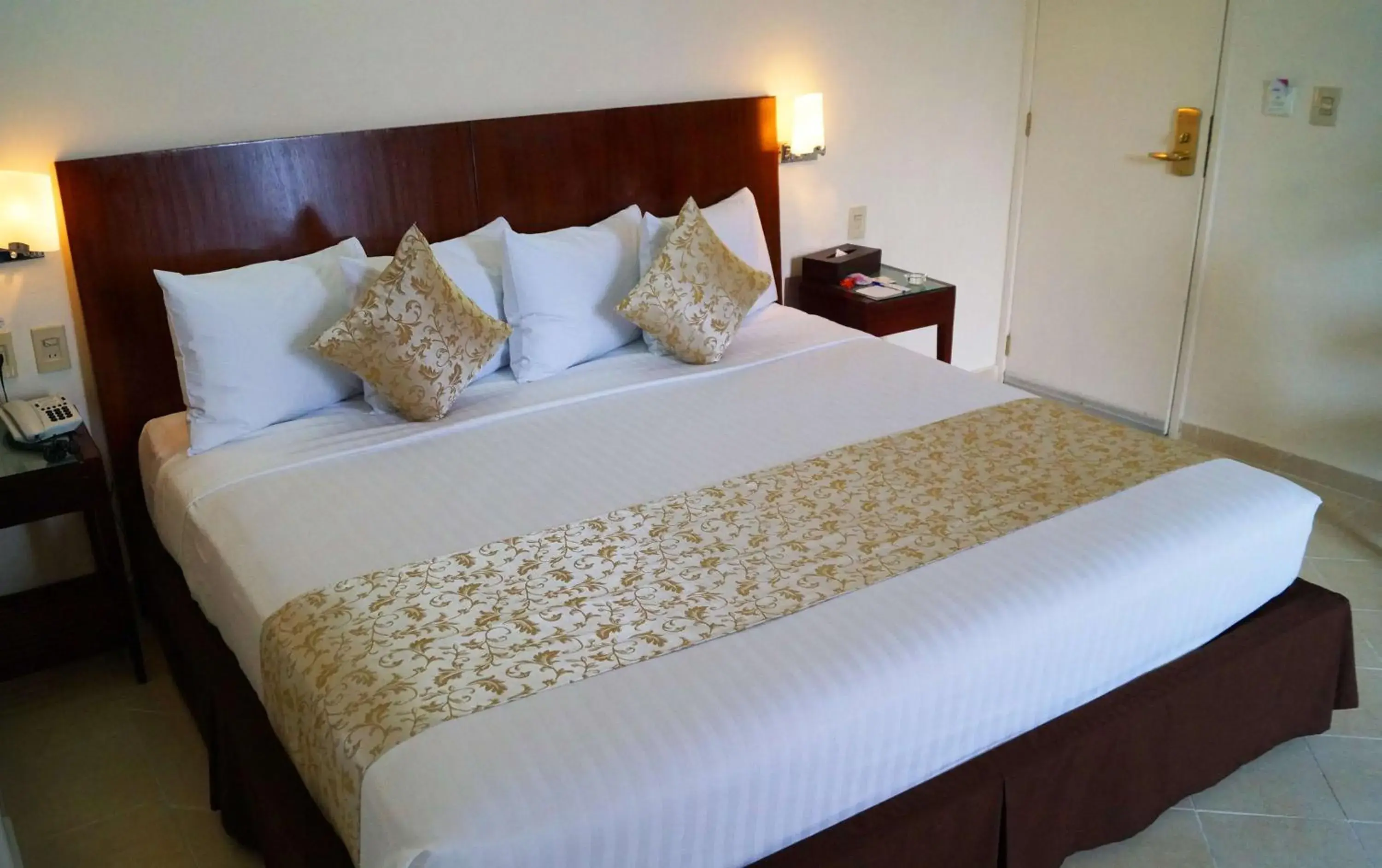 Photo of the whole room, Bed in Best Western Taxco Photo of the whole room, Bed in Best Western Taxco