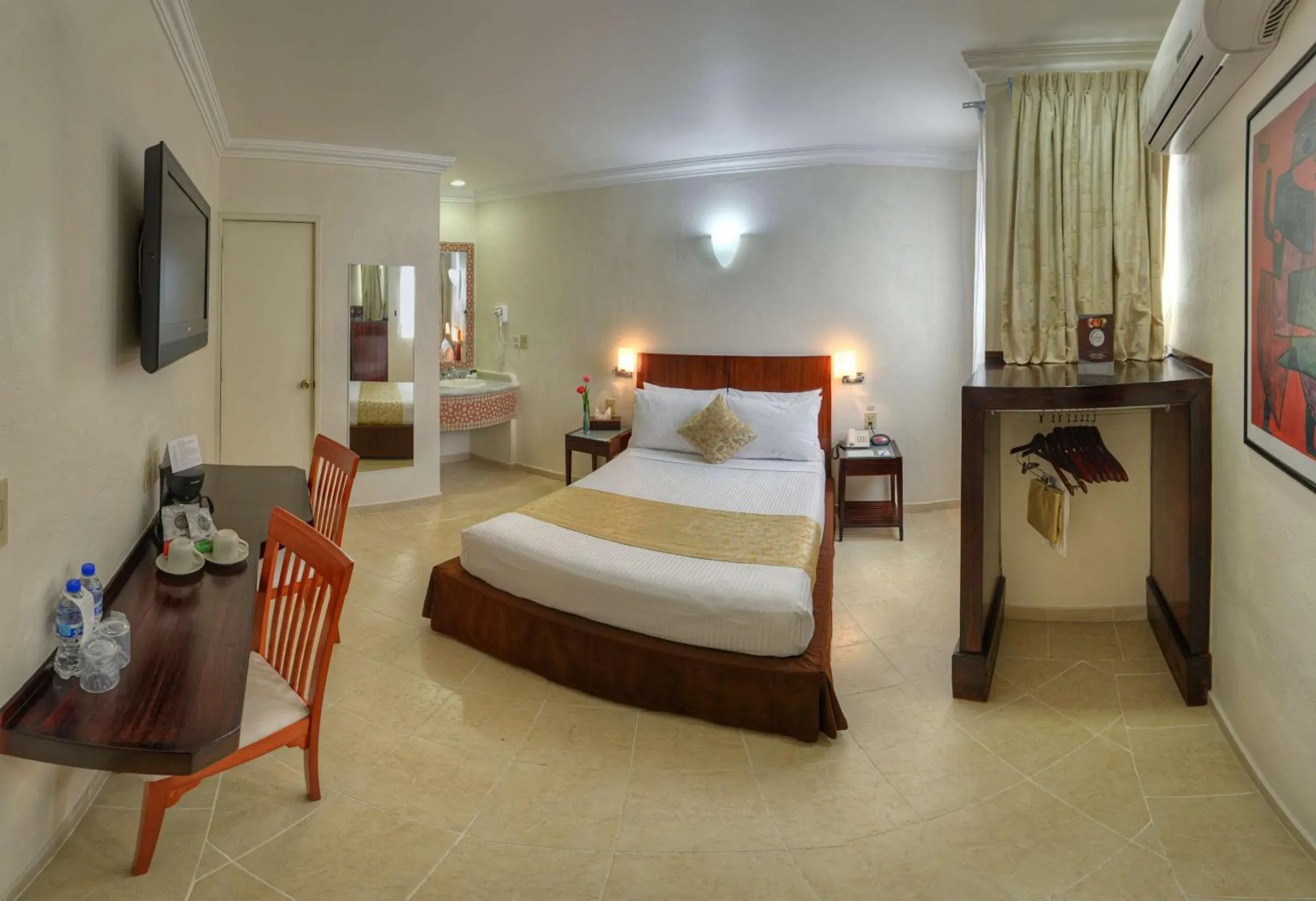 Photo of the whole room, Bed in Best Western Taxco Photo of the whole room, Bed in Best Western Taxco