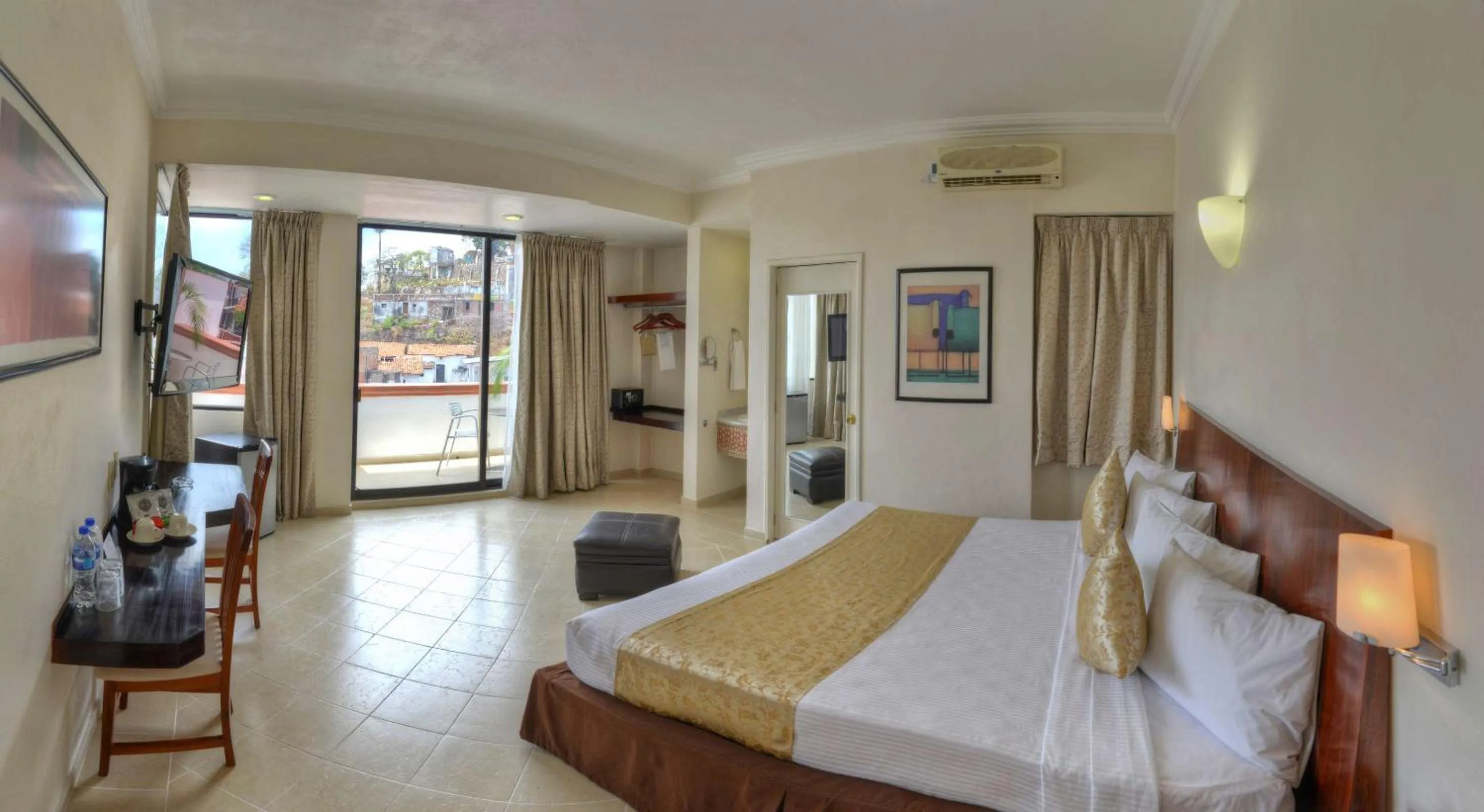 Photo of the whole room, Bed in Best Western Taxco