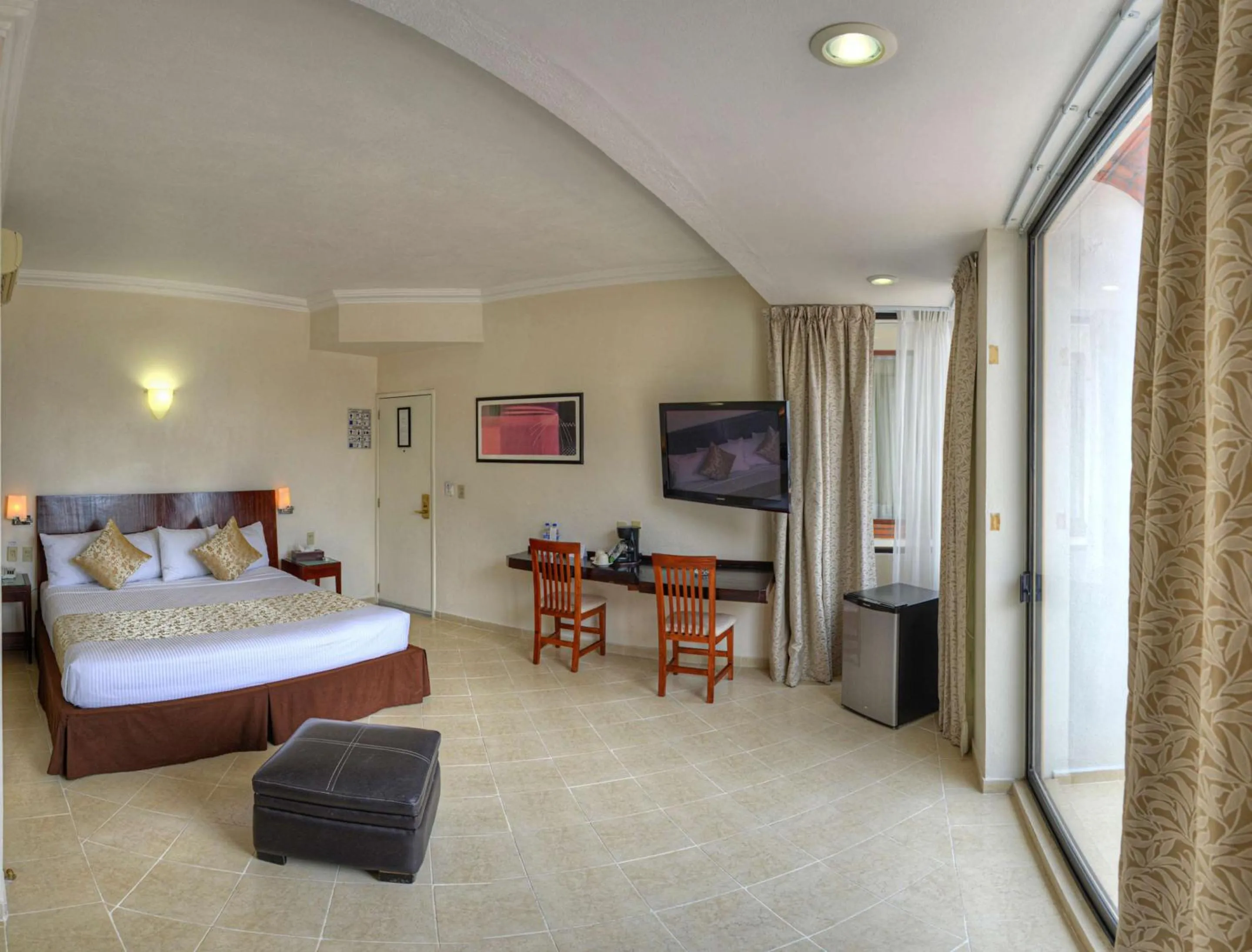 Photo of the whole room, Bed in Best Western Taxco