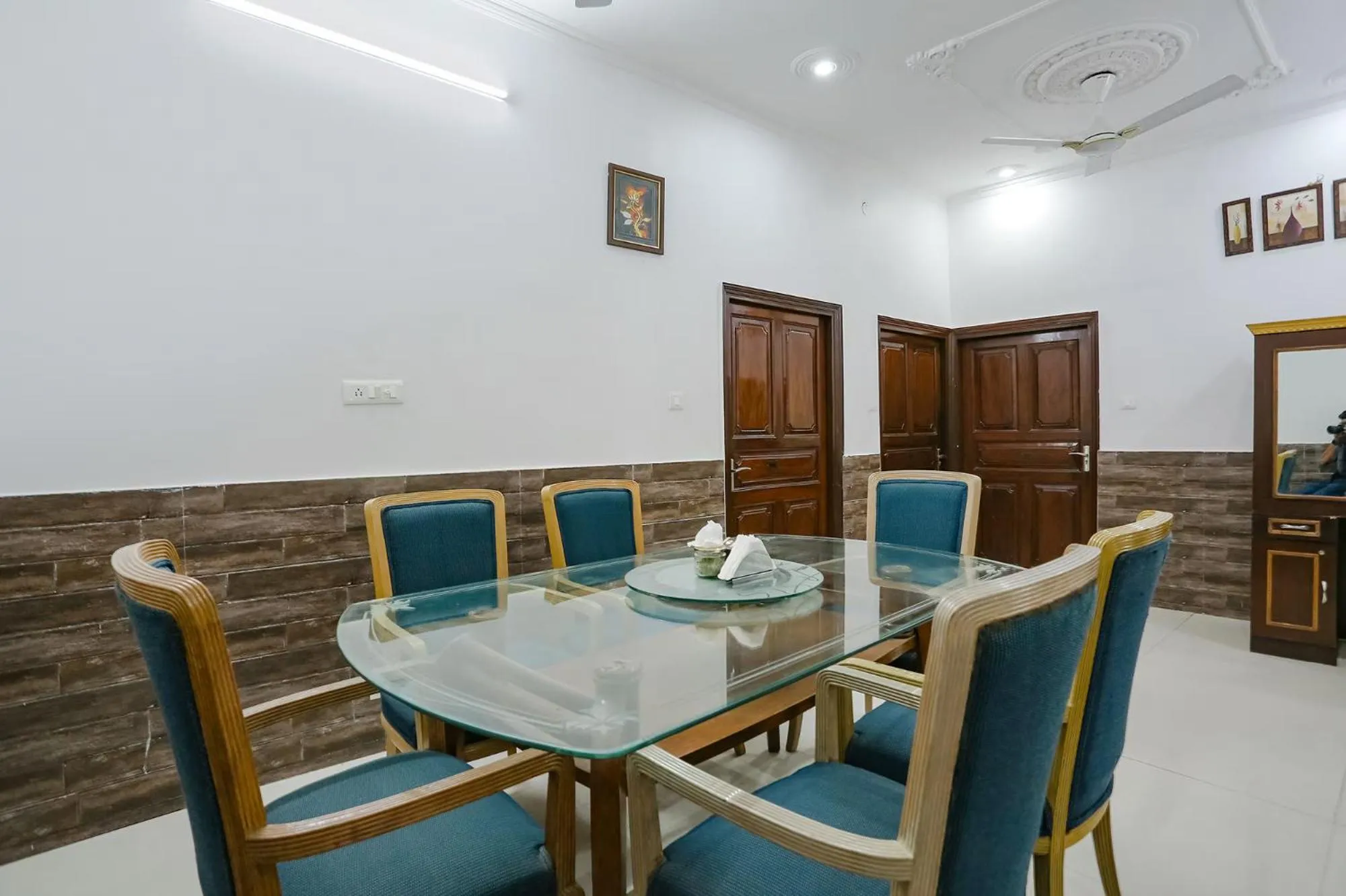 Dining area in FabHotel Premium Rooms - Nr Yashobhoomi Convention Centre