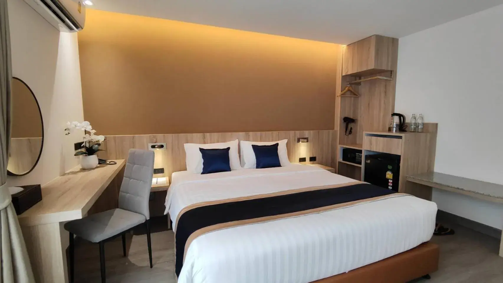 Superior King Bed with Balcony in Hi Chiangmai Hotel Superior King Bed with Balcony in Hi Chiangmai Hotel