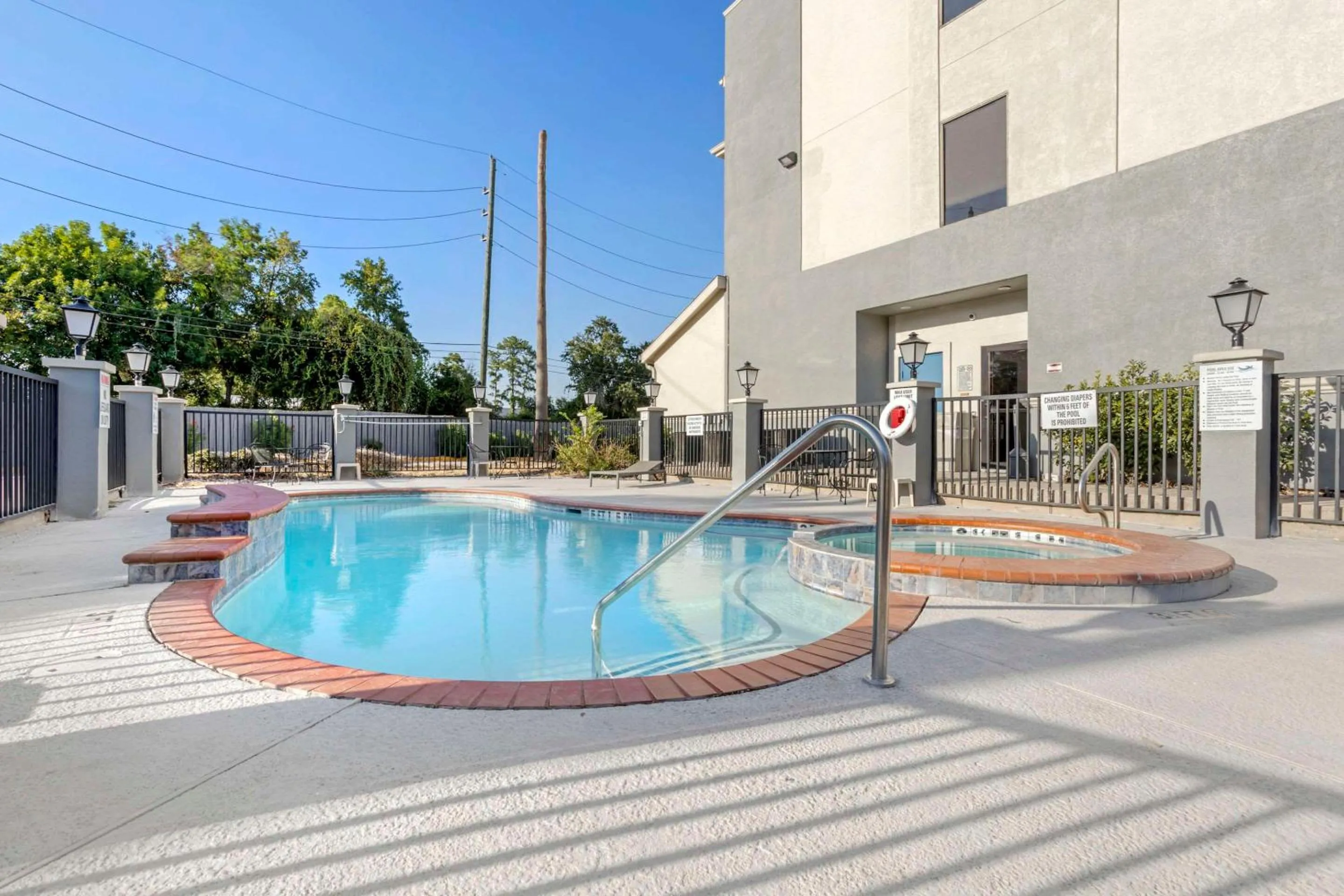 Swimming pool in Comfort Suites Houston NW - Vintage Park