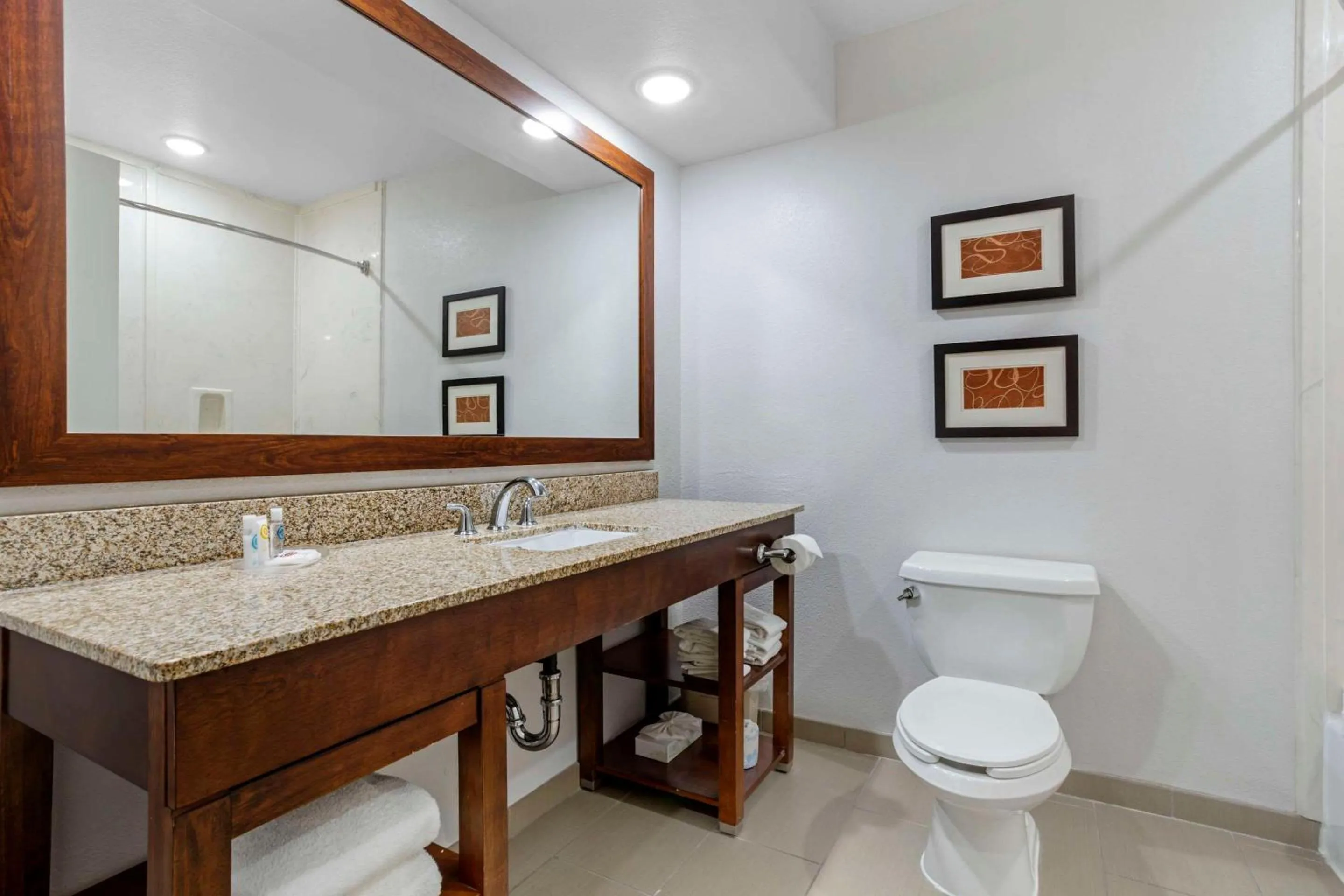 Bedroom in Comfort Suites Houston NW - Vintage Park