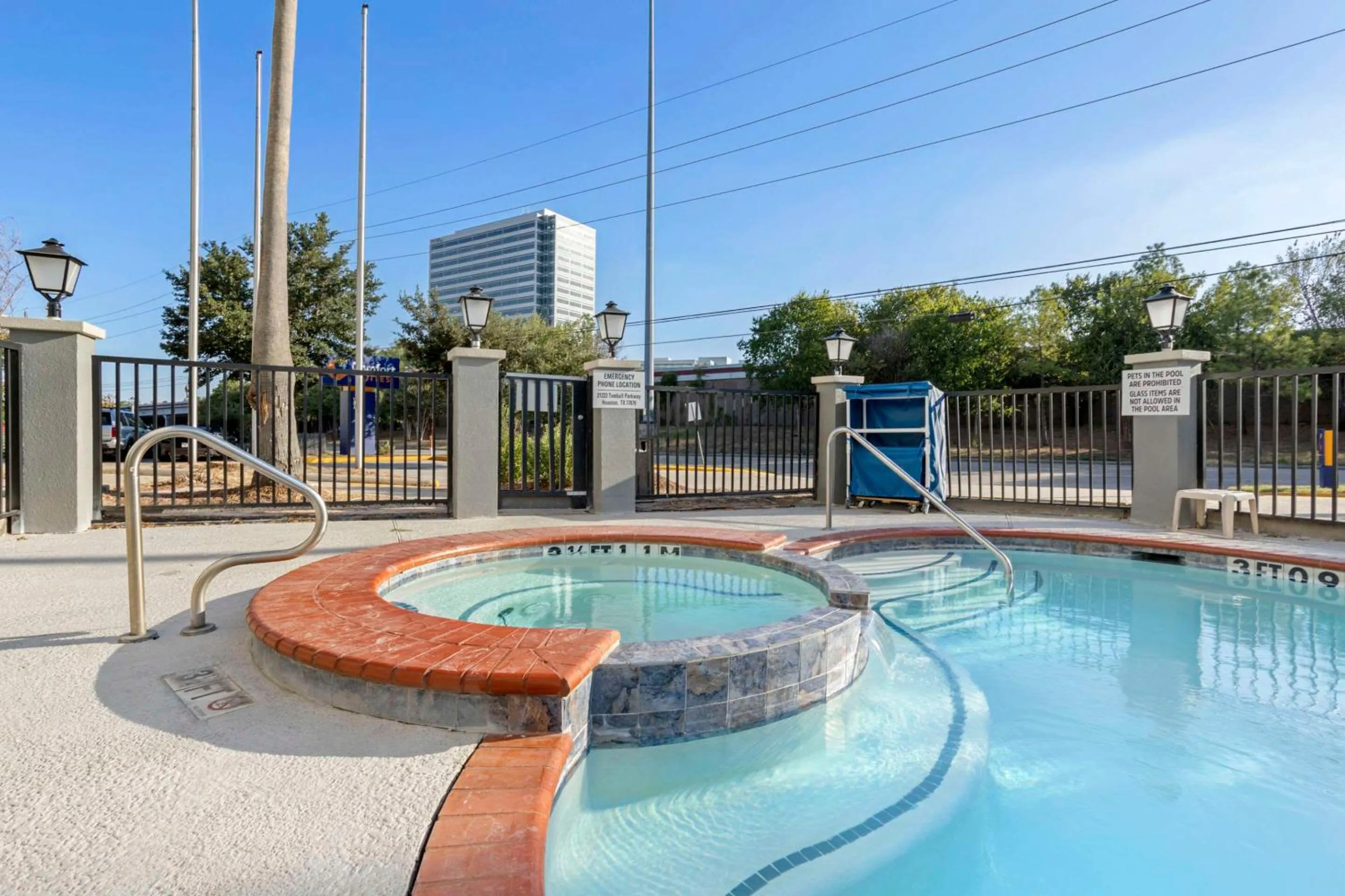 Swimming pool in Comfort Suites Houston NW - Vintage Park