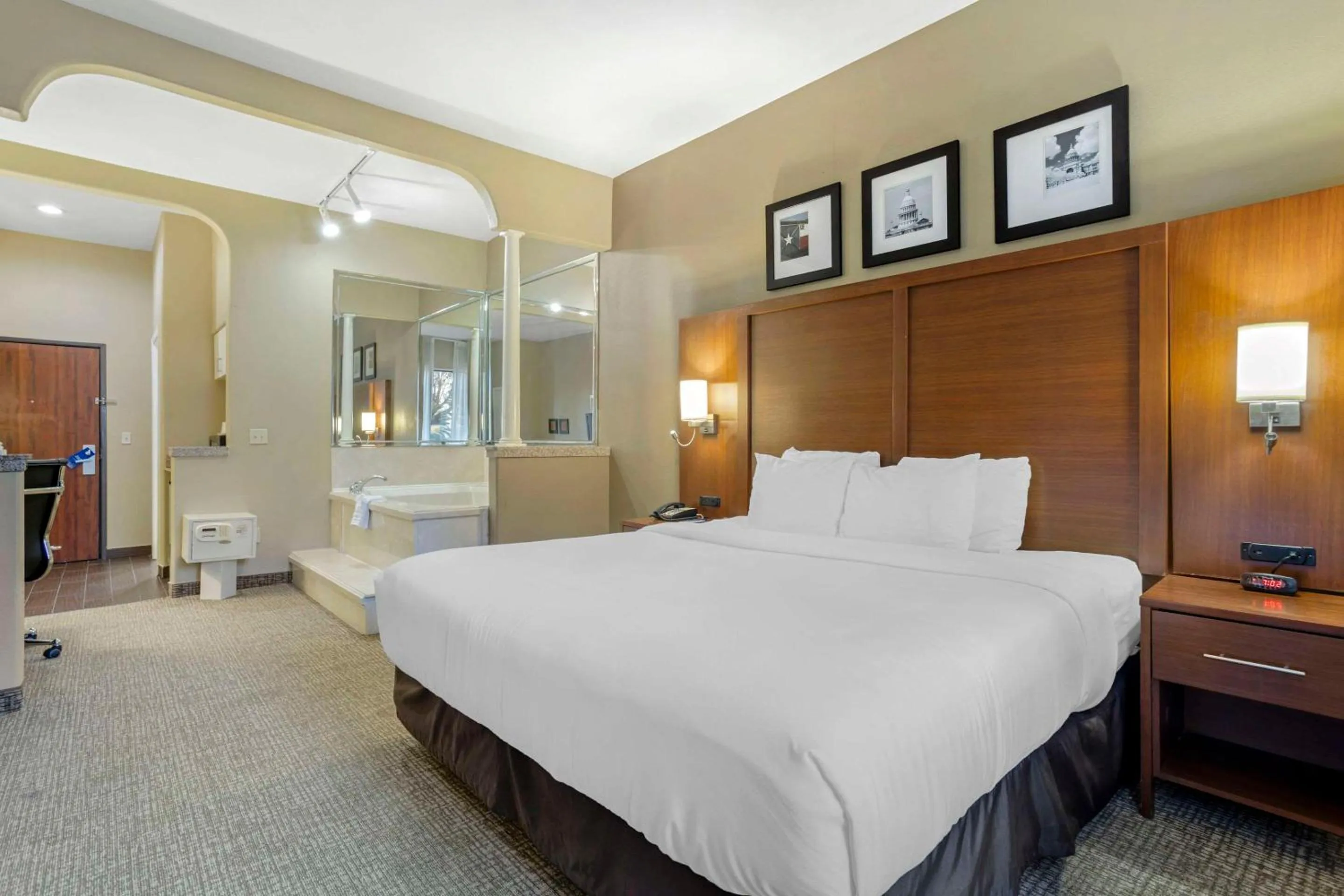 Bedroom, Bed in Comfort Suites Houston NW - Vintage Park