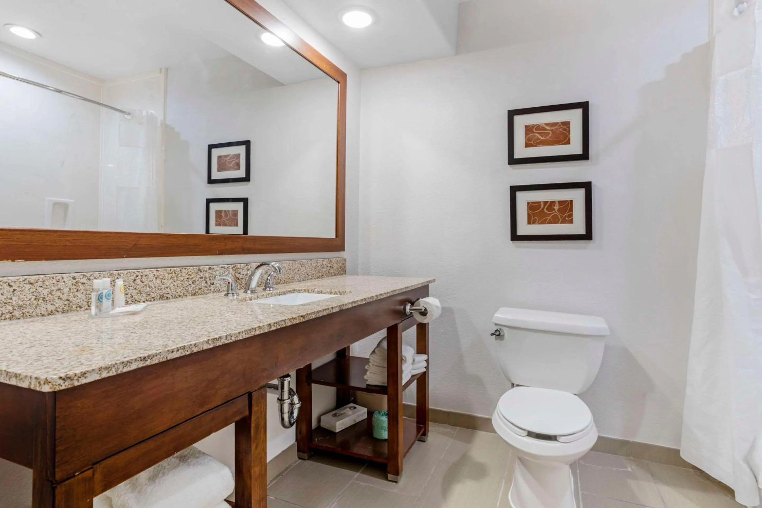 Bedroom in Comfort Suites Houston NW - Vintage Park