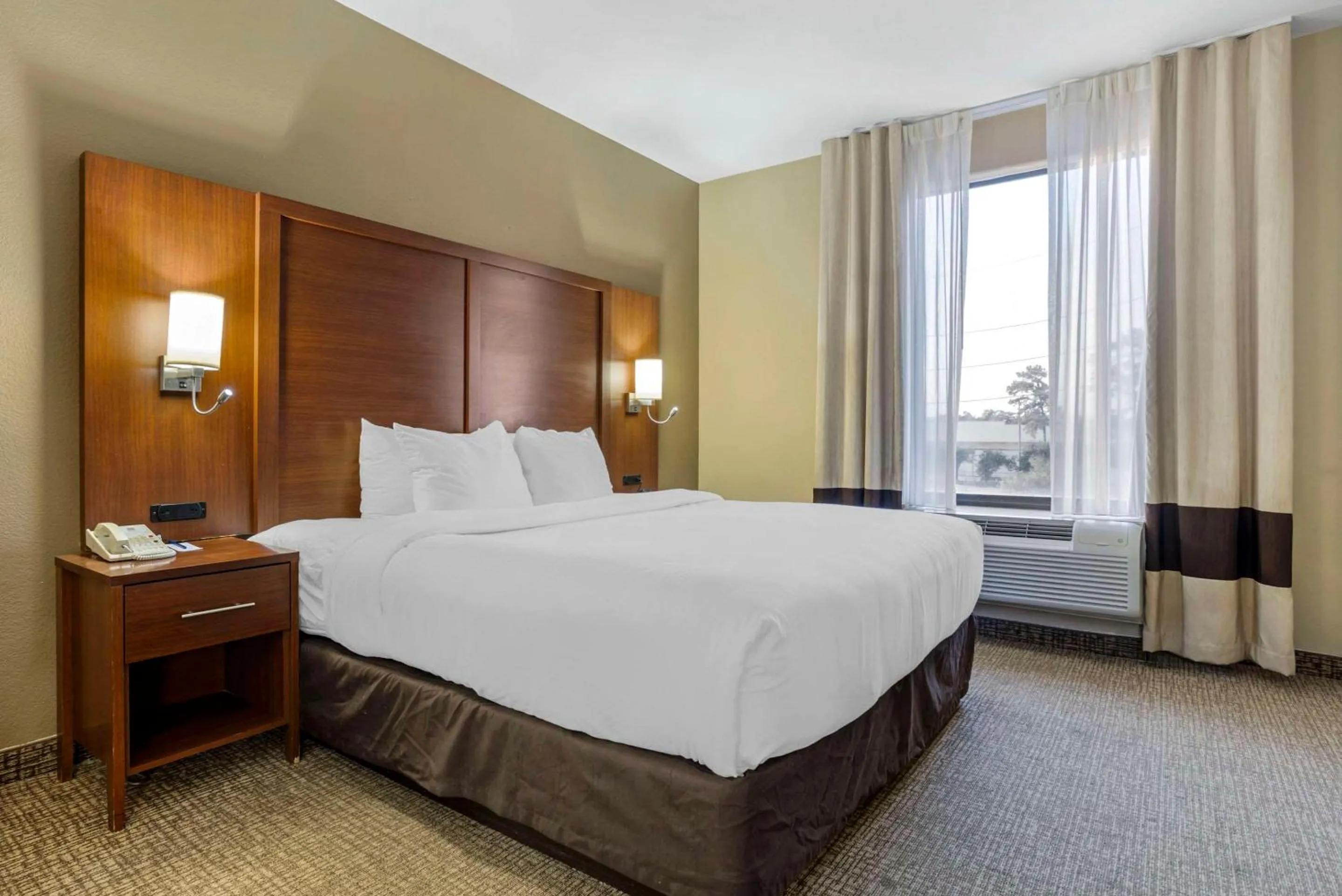 Bedroom, Bed in Comfort Suites Houston NW - Vintage Park