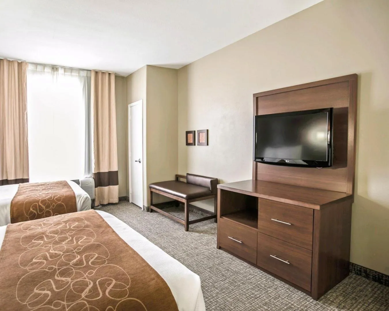 Bedroom, Bed in Comfort Suites Houston NW - Vintage Park