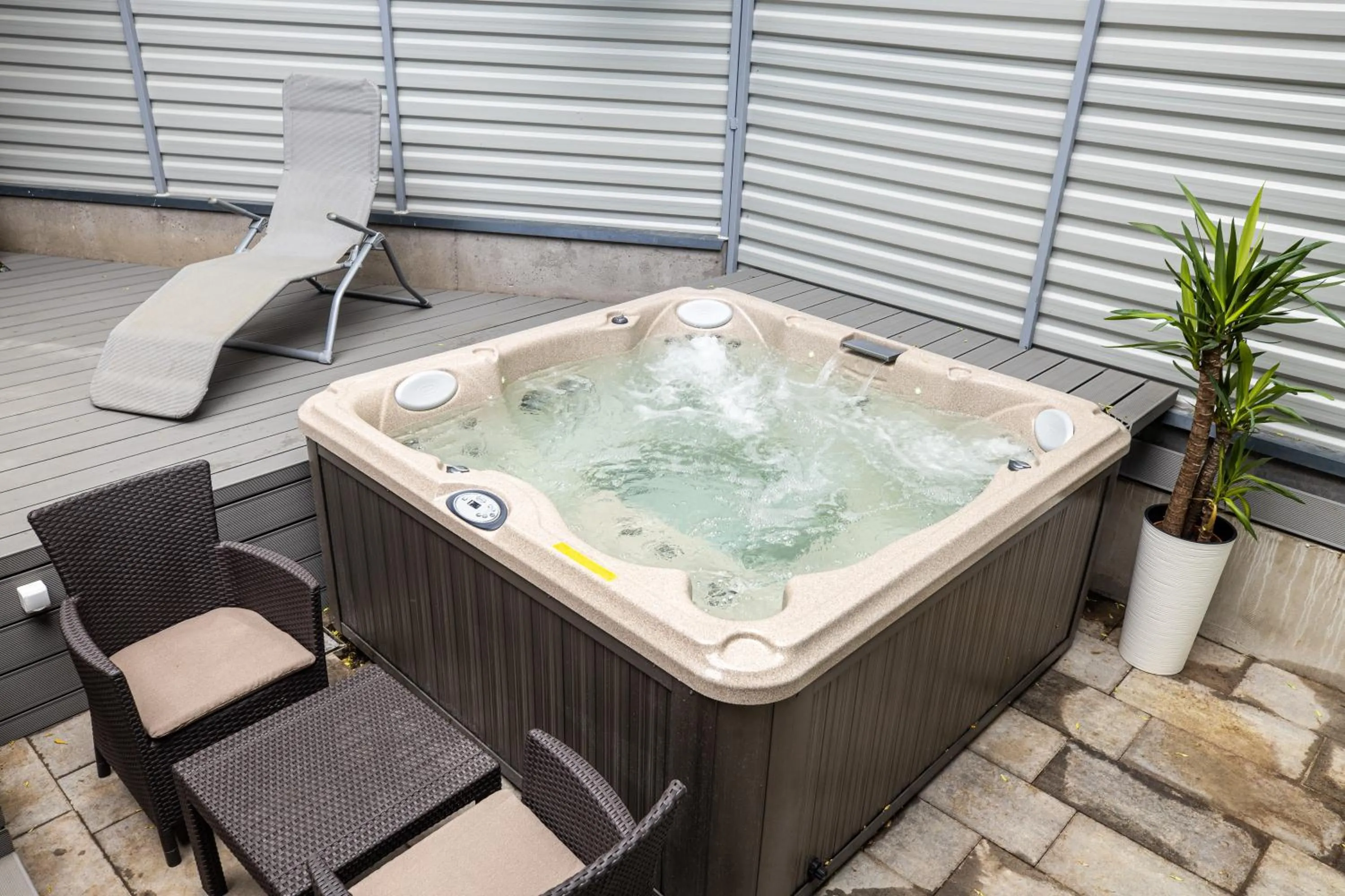 Hot Tub in Arena Deluxe & Spa