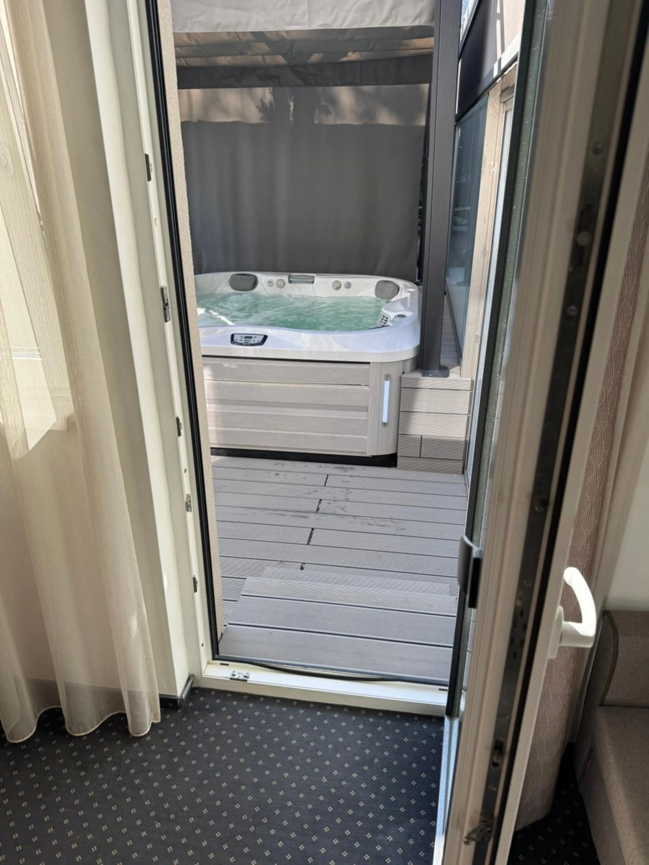 Hot Tub in Arena Deluxe & Spa