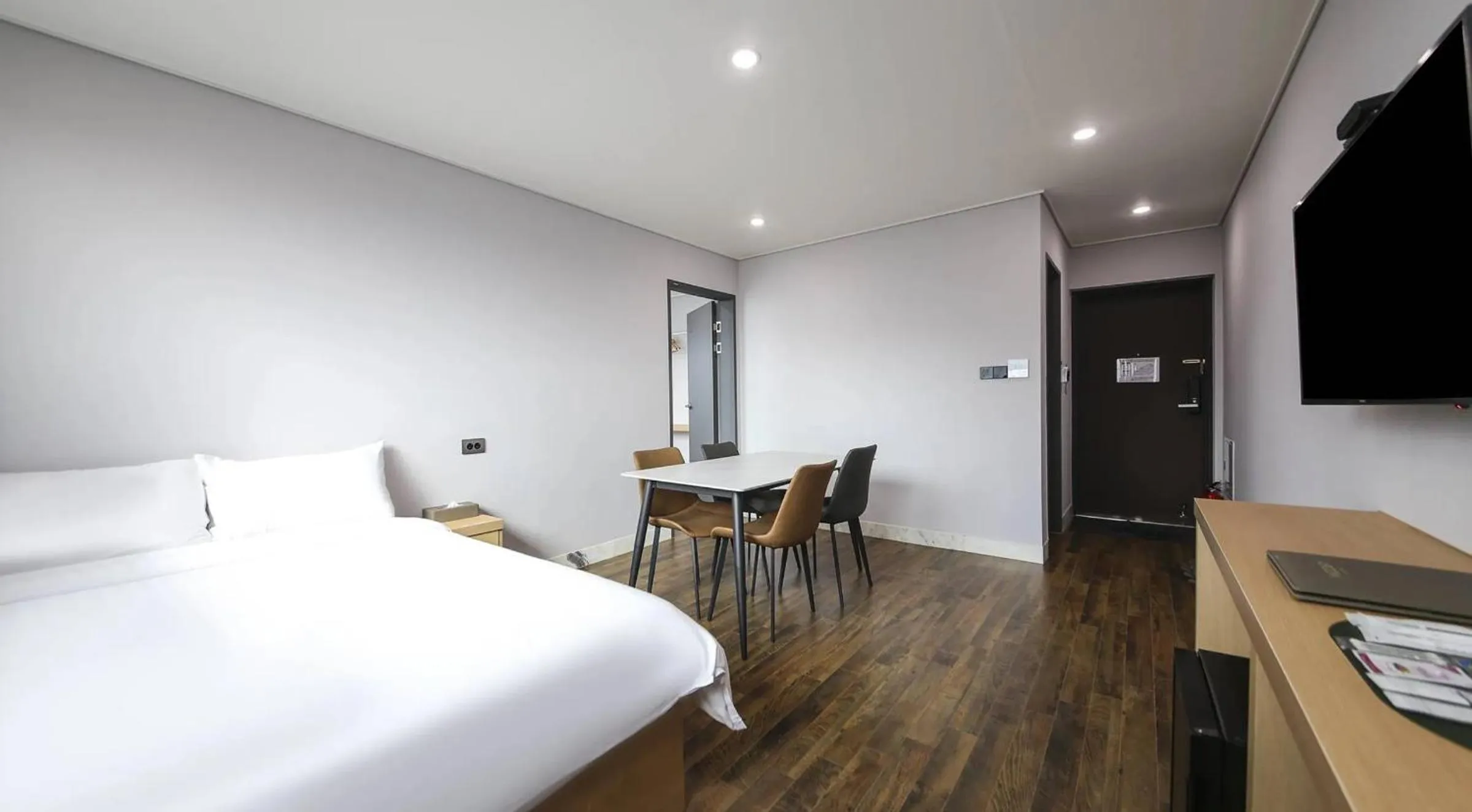 Photo of the whole room, Bed in Aroomi Hotel Hyupjae