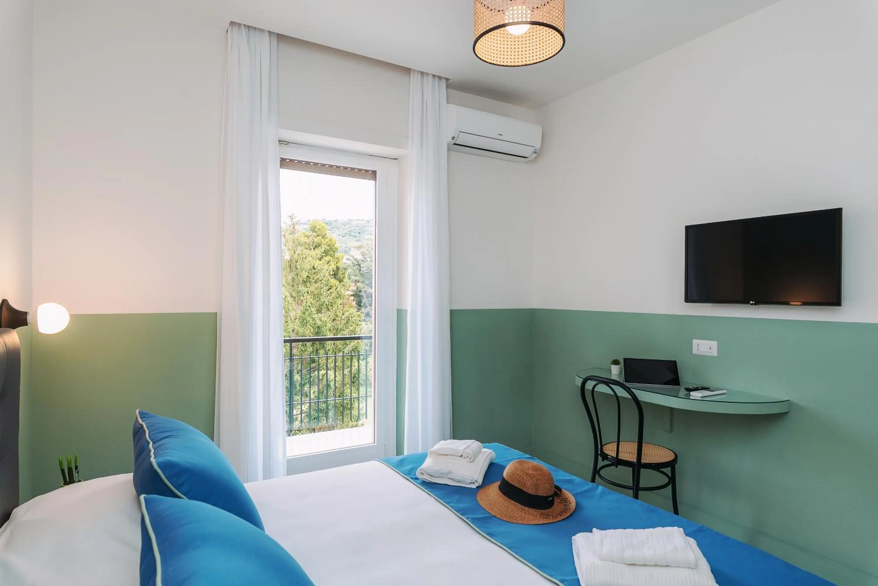 Bed in Sorrento Colors&Suites