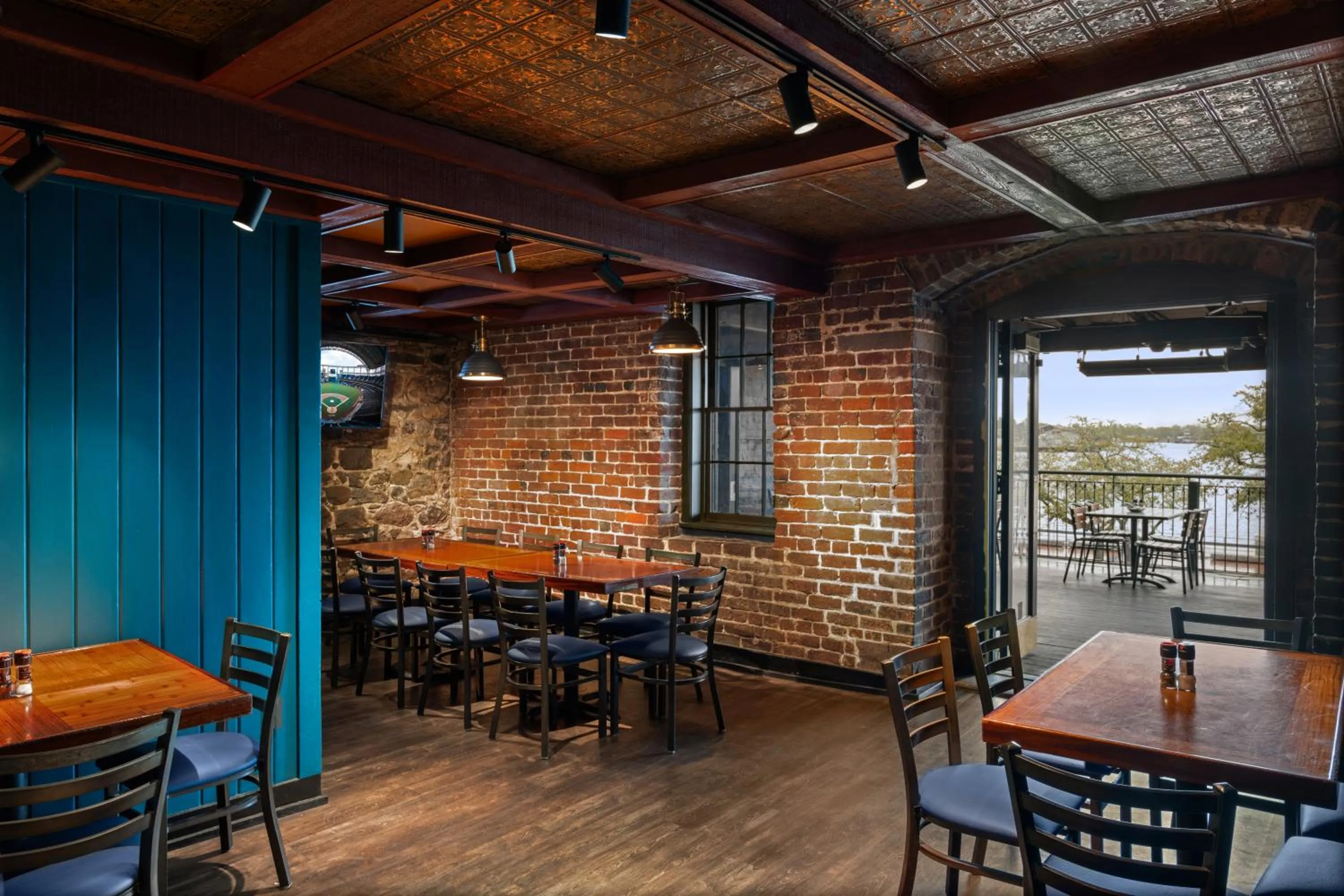 Restaurant/places to eat in River Street Inn