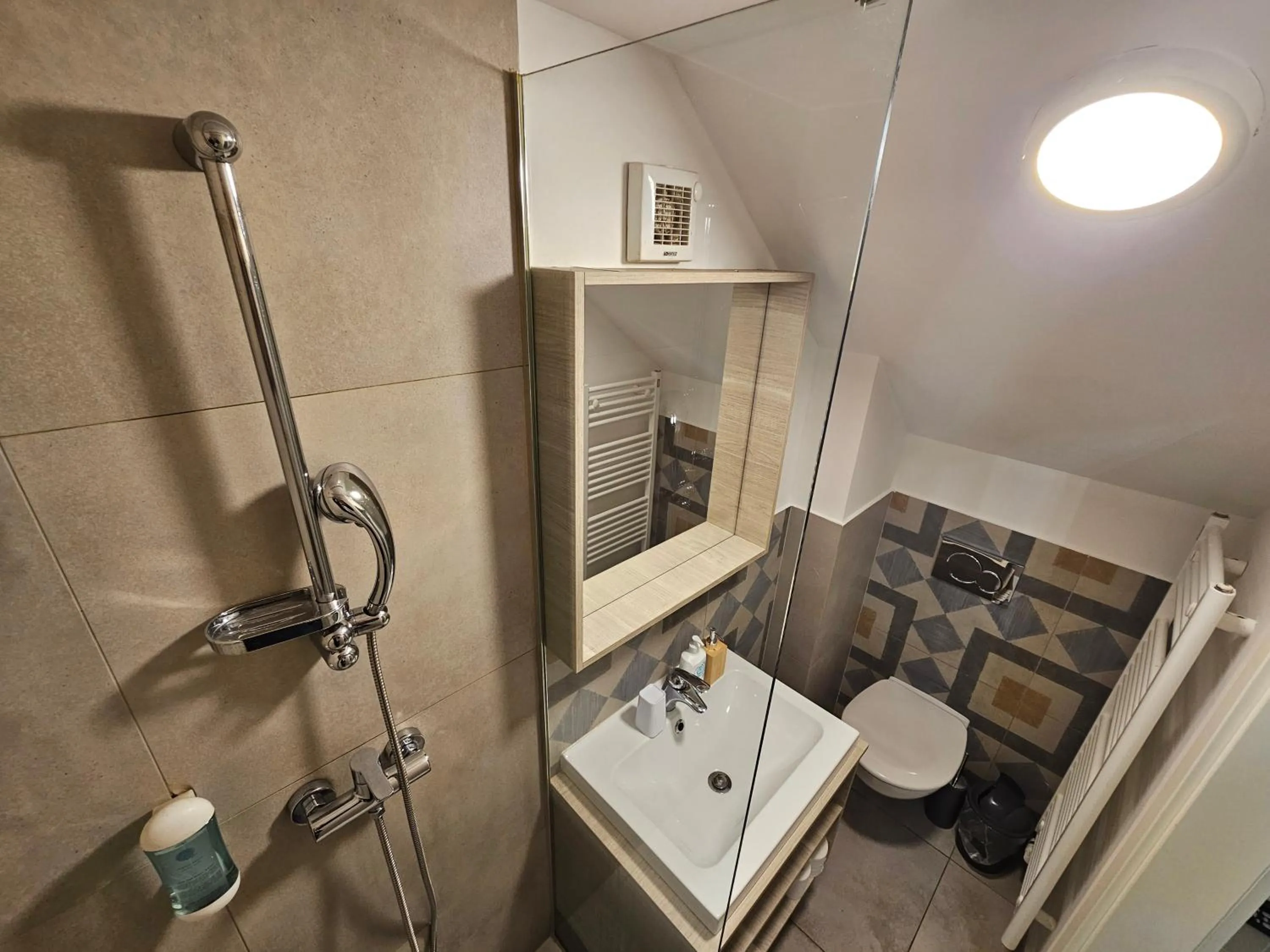 Shower in AZUR ROOMS LJUBLJANA