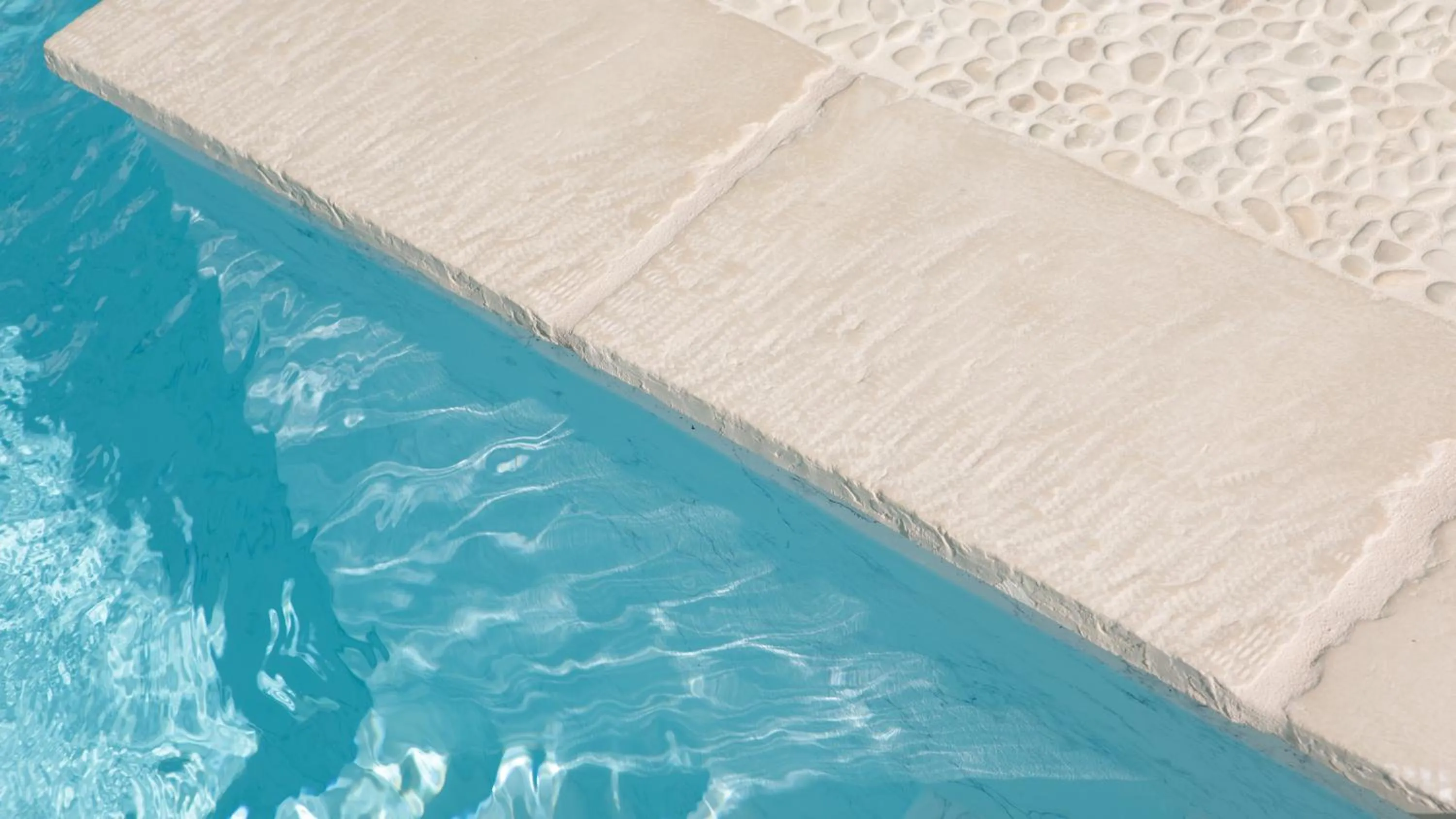 Shower in Majo Suites Hotel