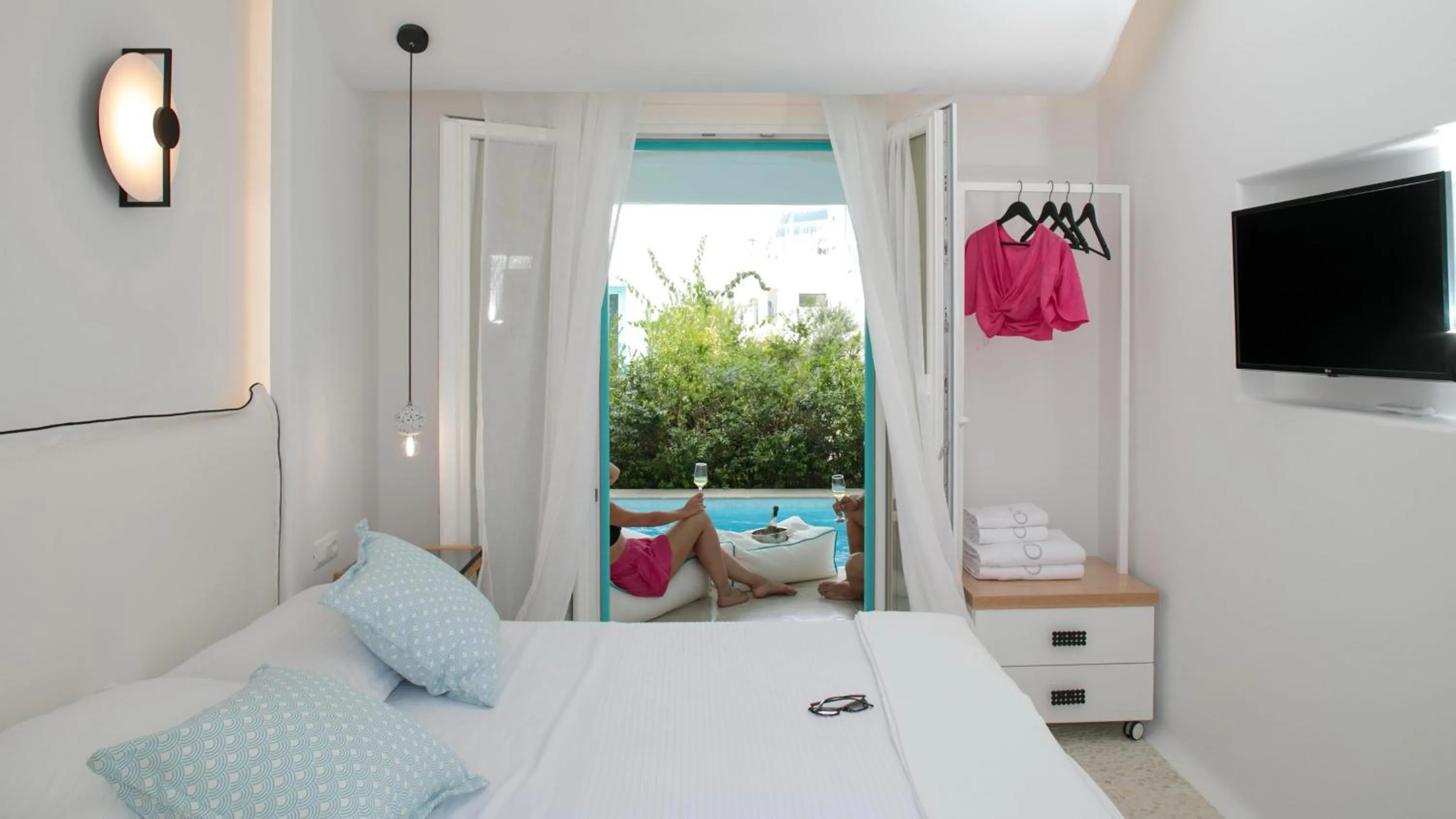 Patio, Bed in Majo Suites Hotel