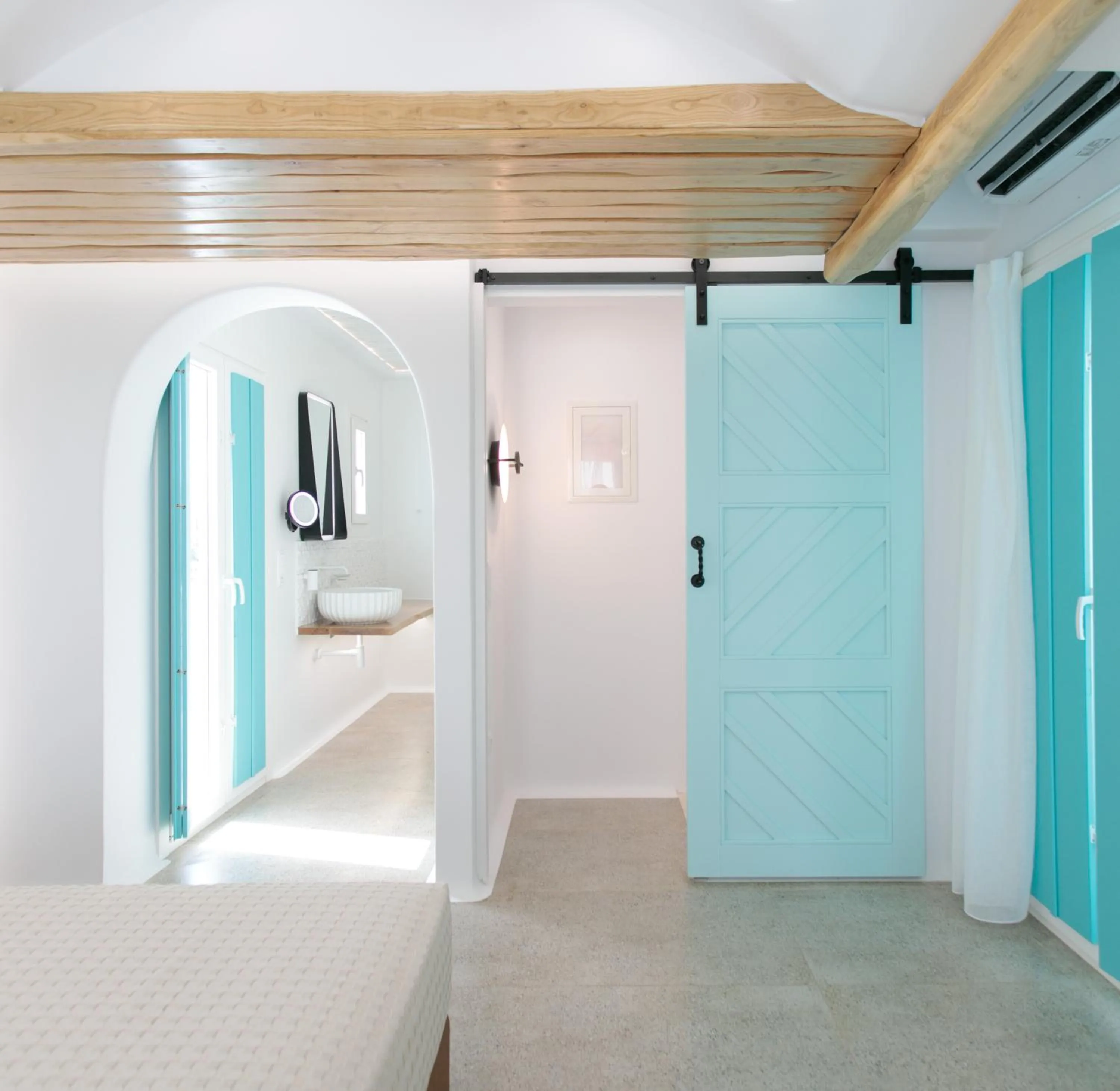 Shower, Bed in Majo Suites Hotel