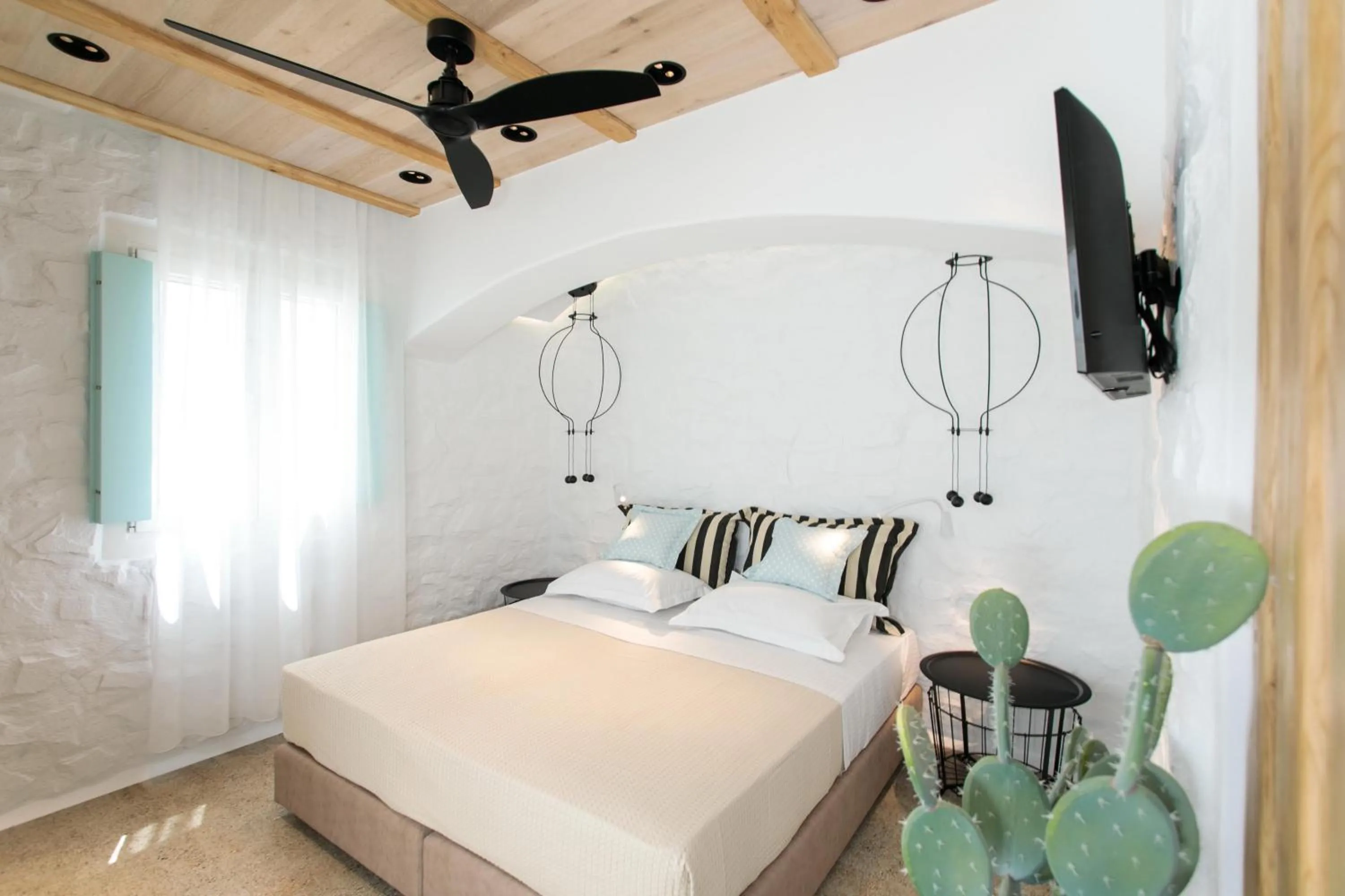 Bedroom, Bed in Majo Suites Hotel