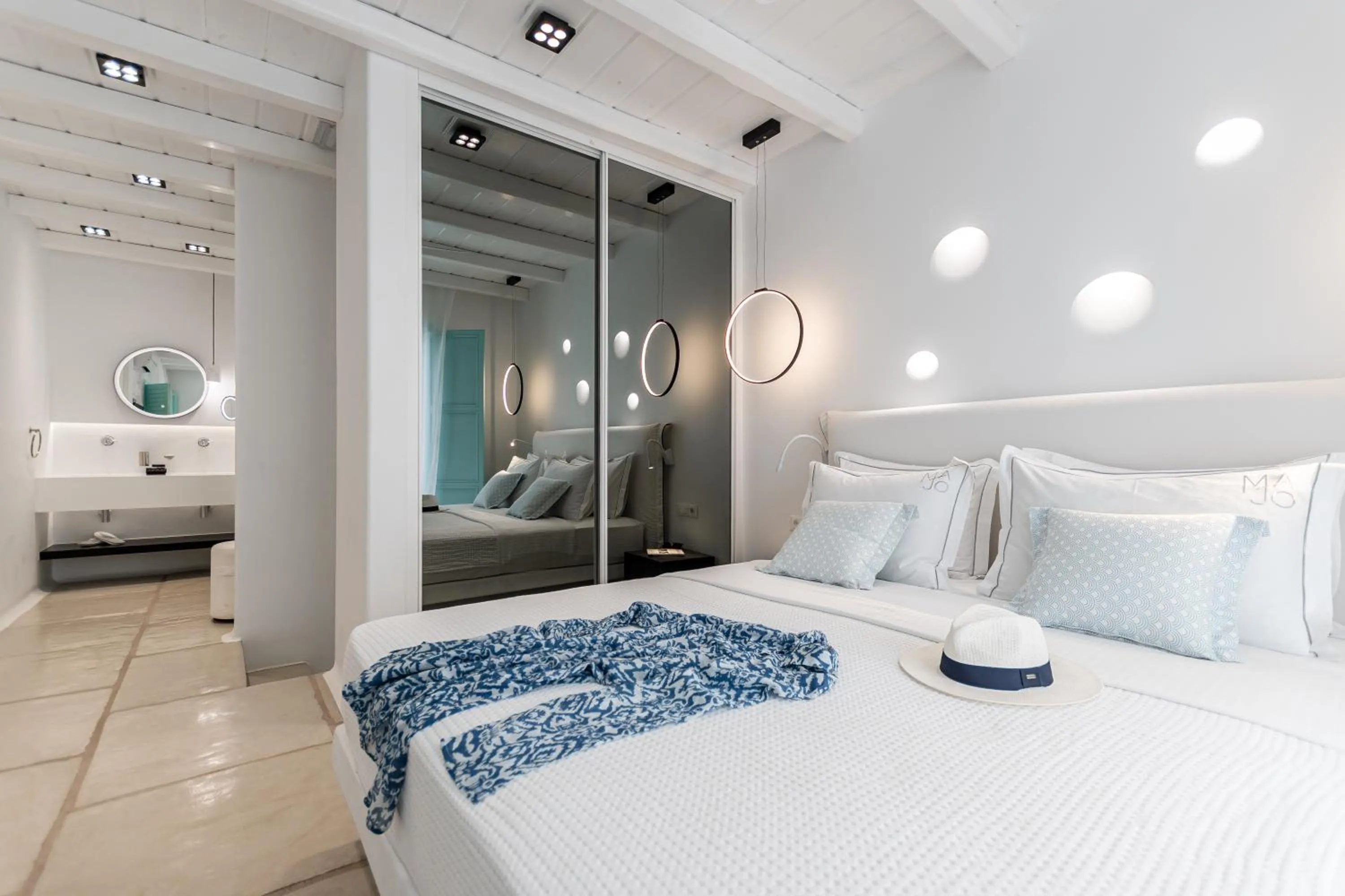 Staff, Bed in Majo Suites Hotel