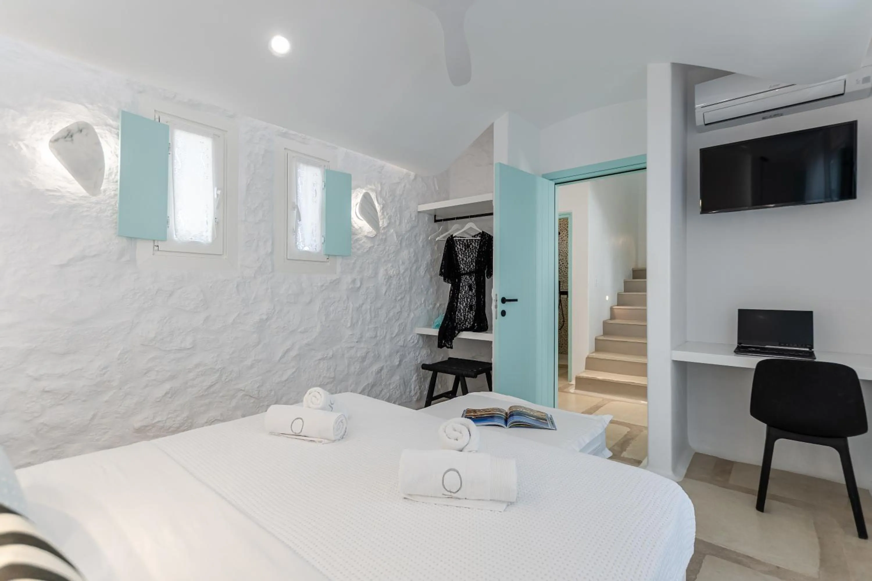 Shower, Bed in Majo Suites Hotel