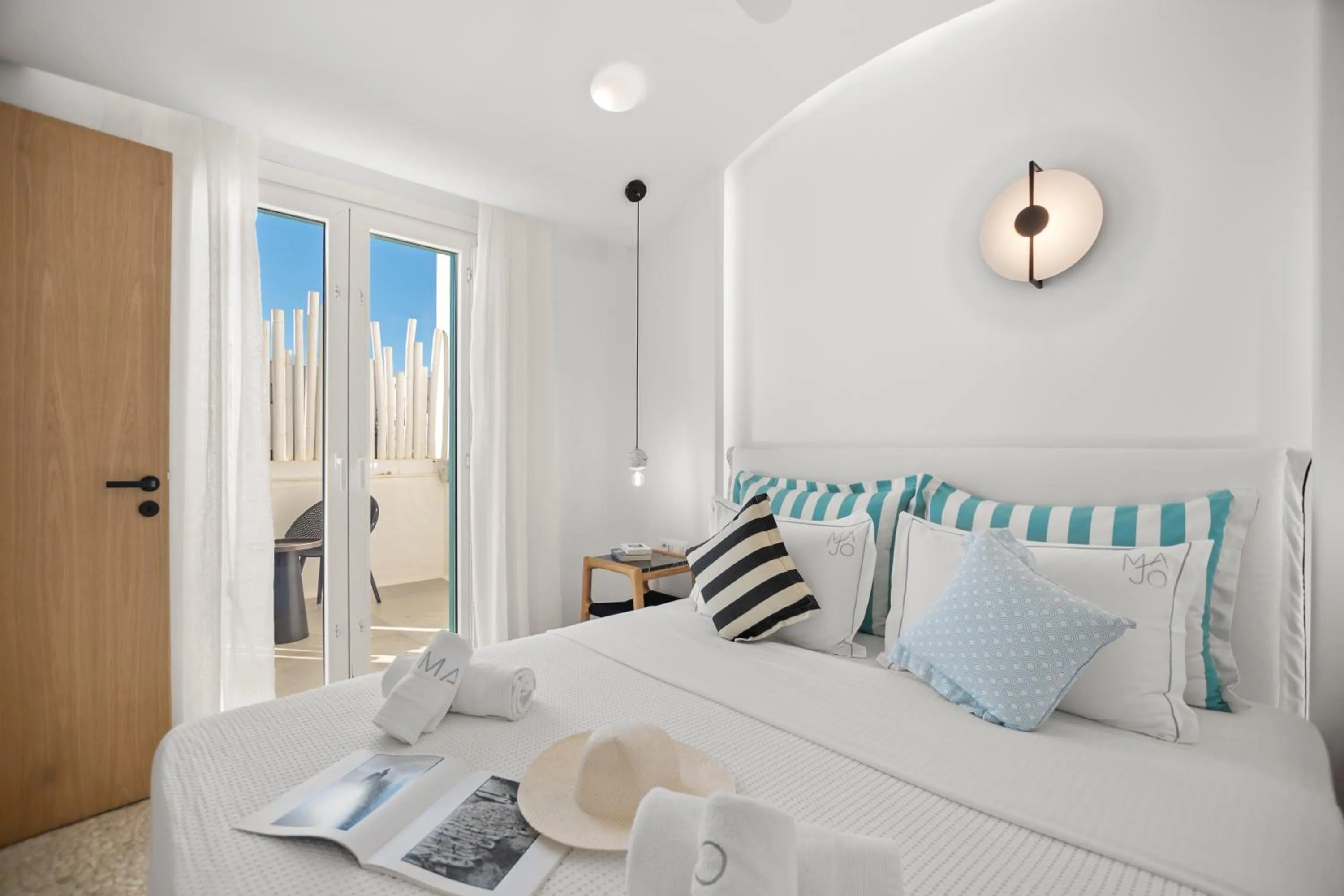 Shower, Bed in Majo Suites Hotel