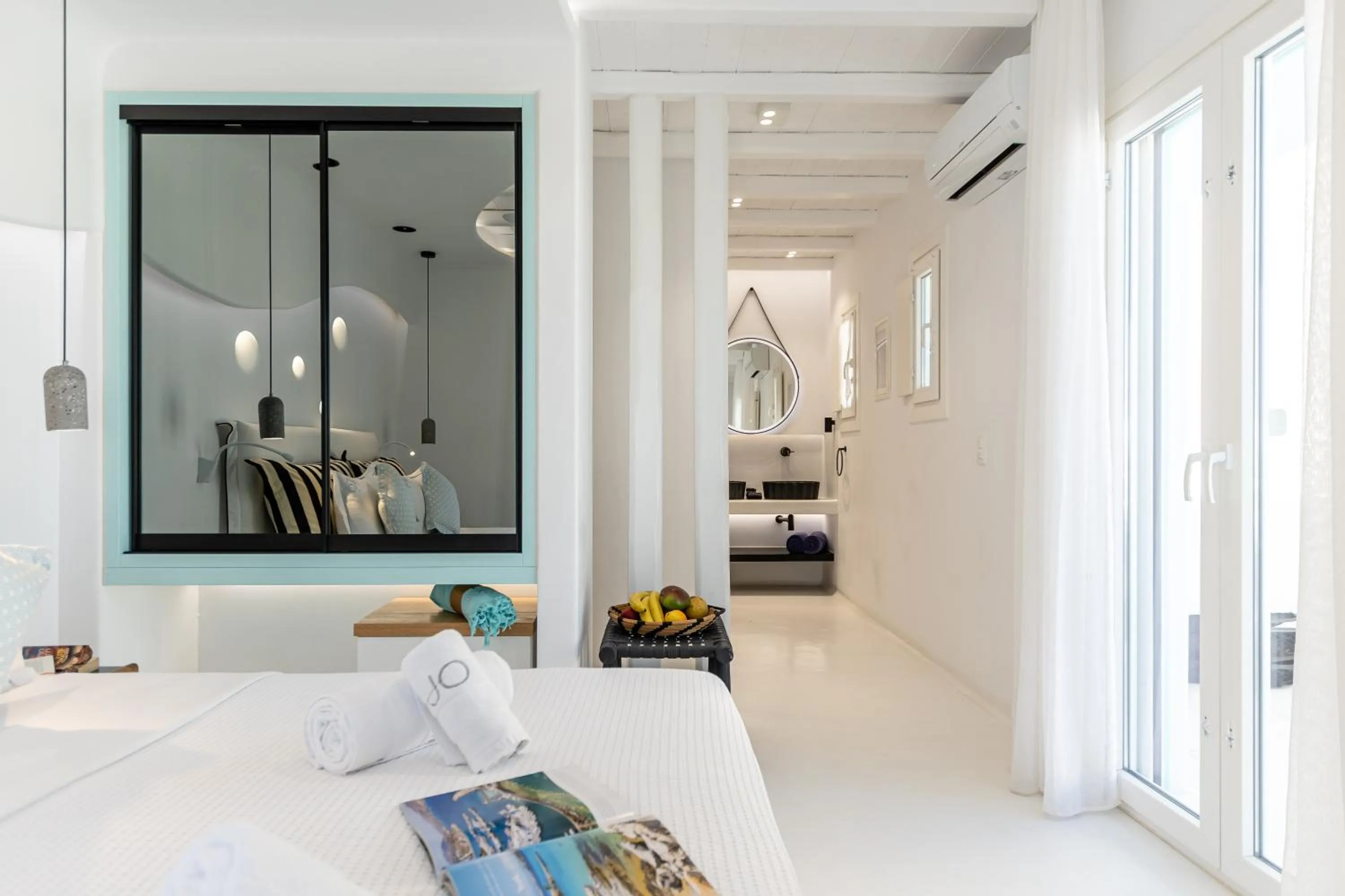 Shower, Bed in Majo Suites Hotel