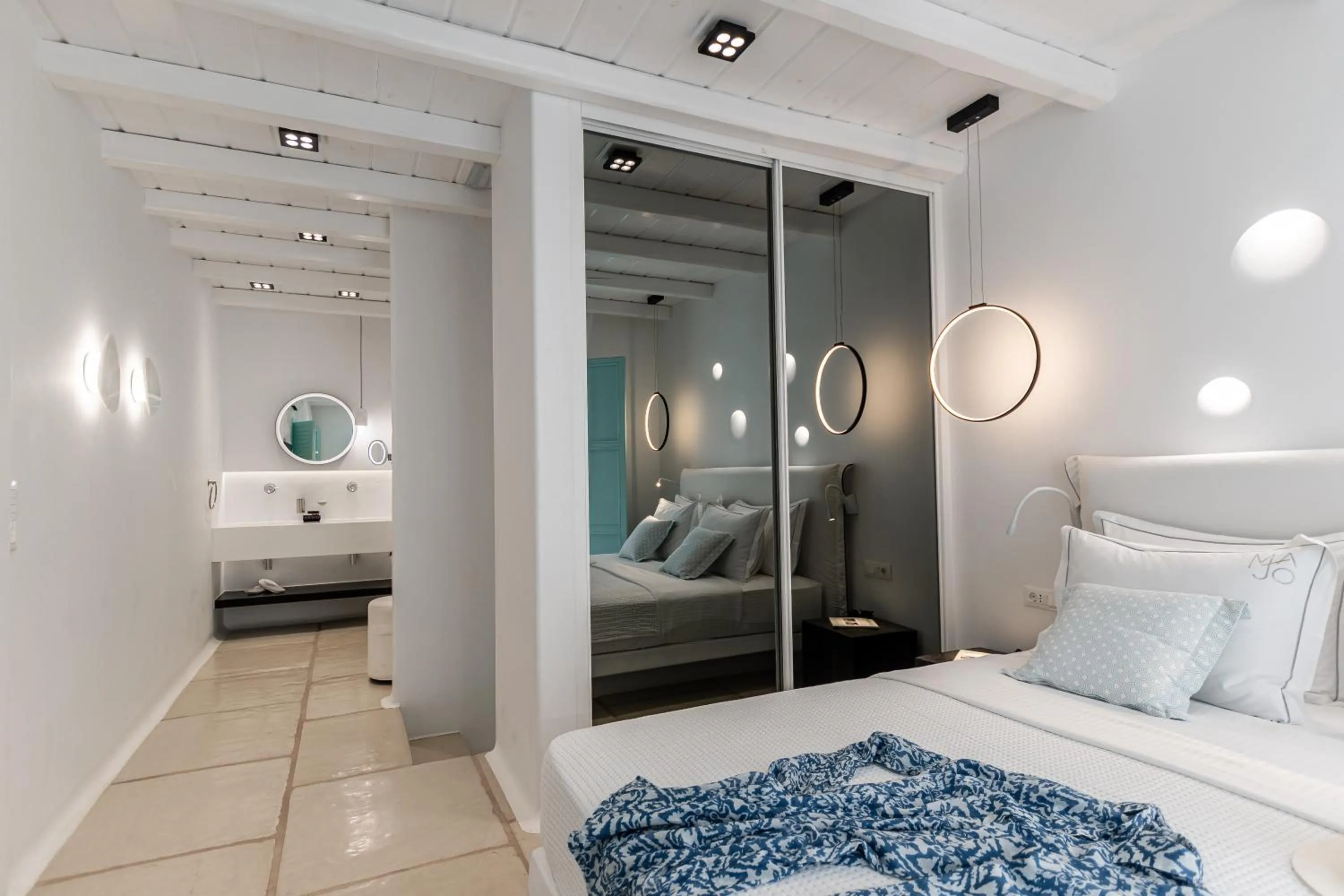 Shower, Bed in Majo Suites Hotel