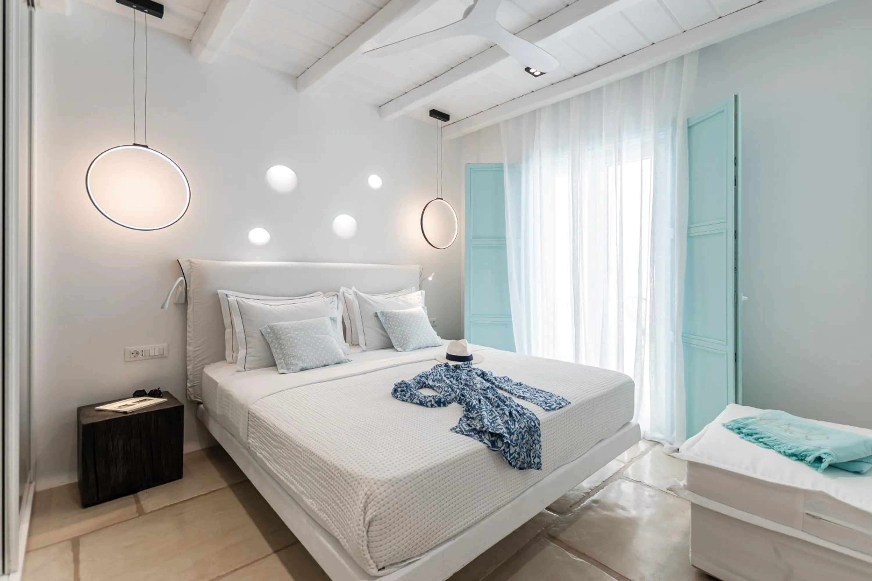 Shower, Bed in Majo Suites Hotel