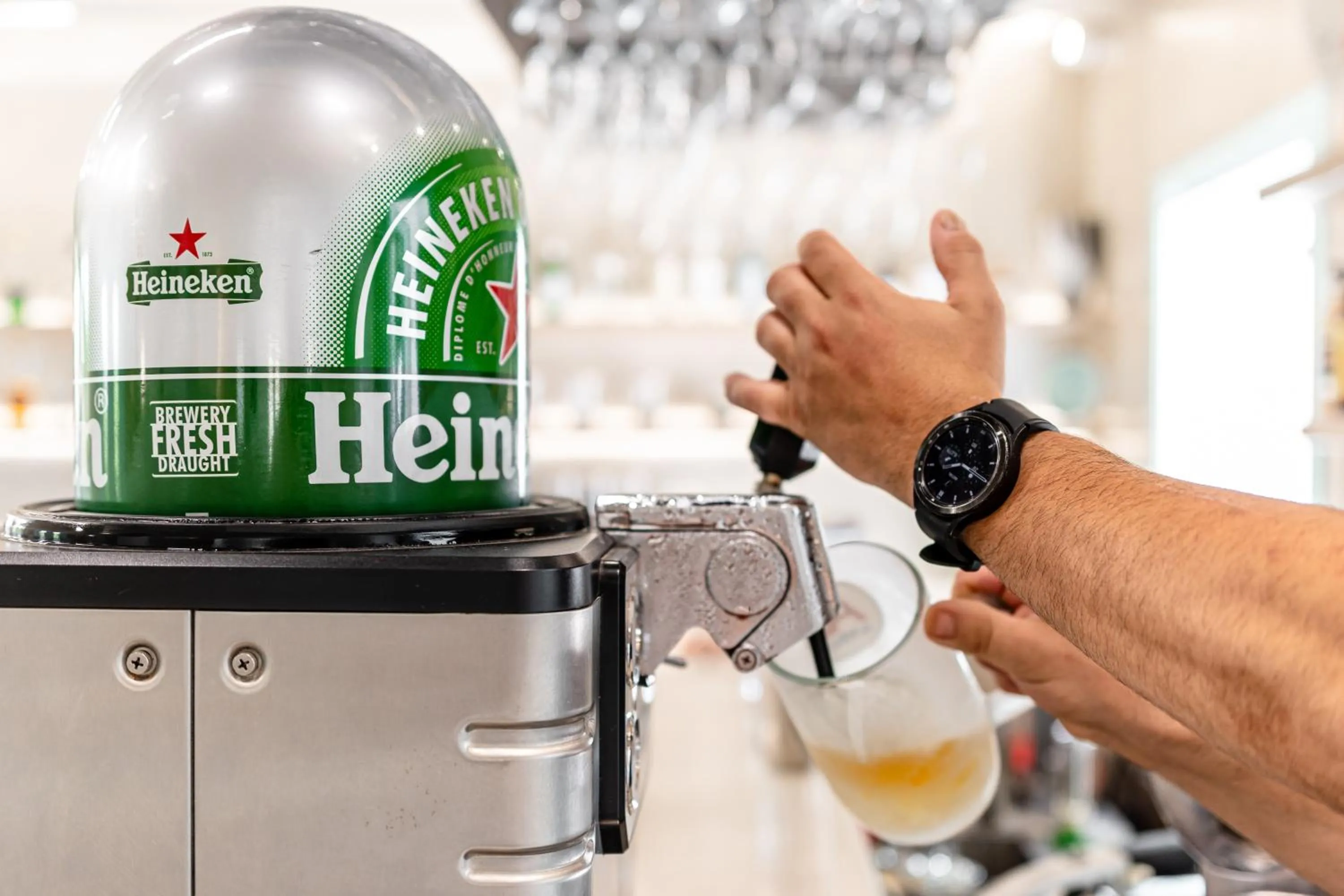 Restaurant/places to eat in Majo Suites Hotel