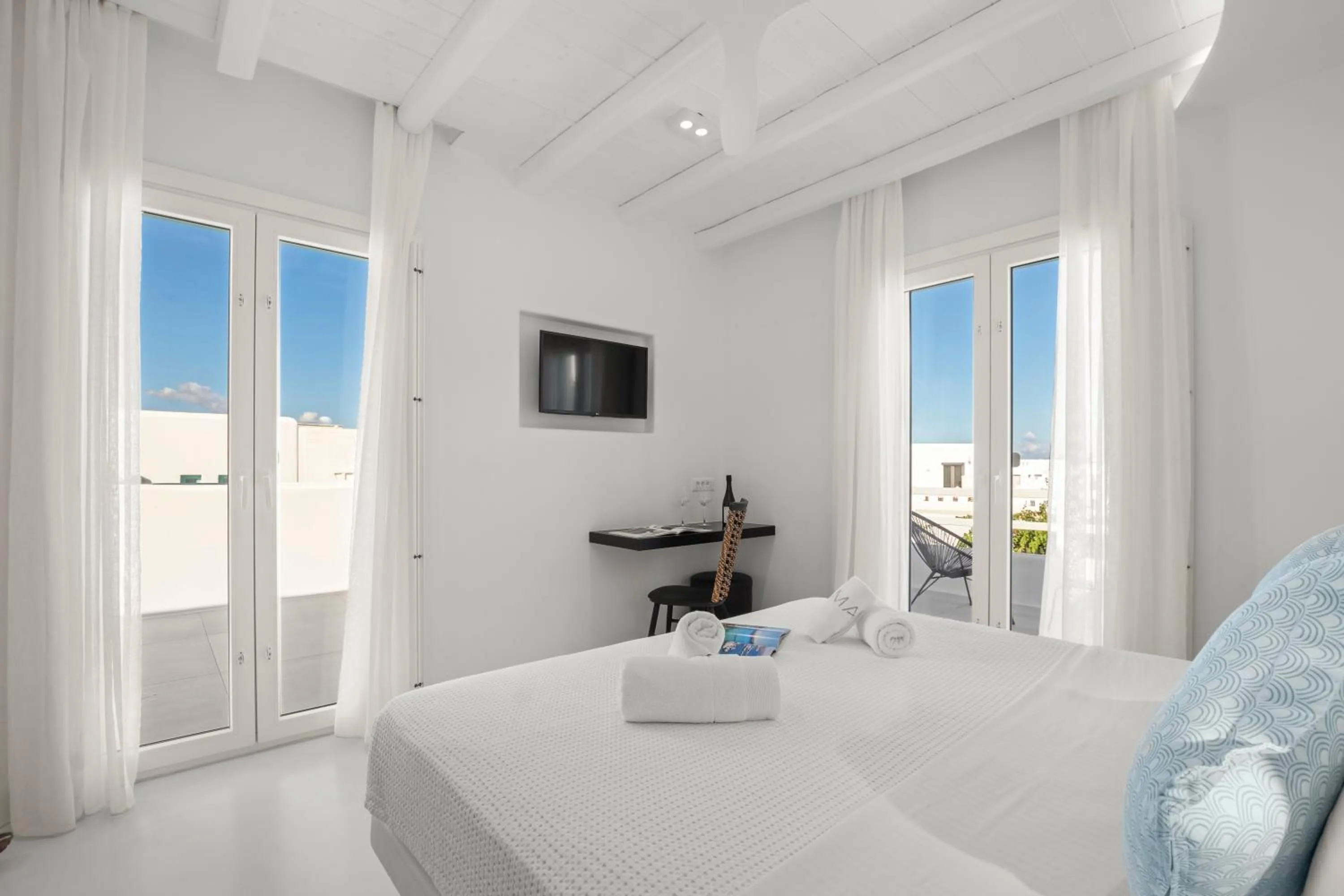 Property building, Bed in Majo Suites Hotel