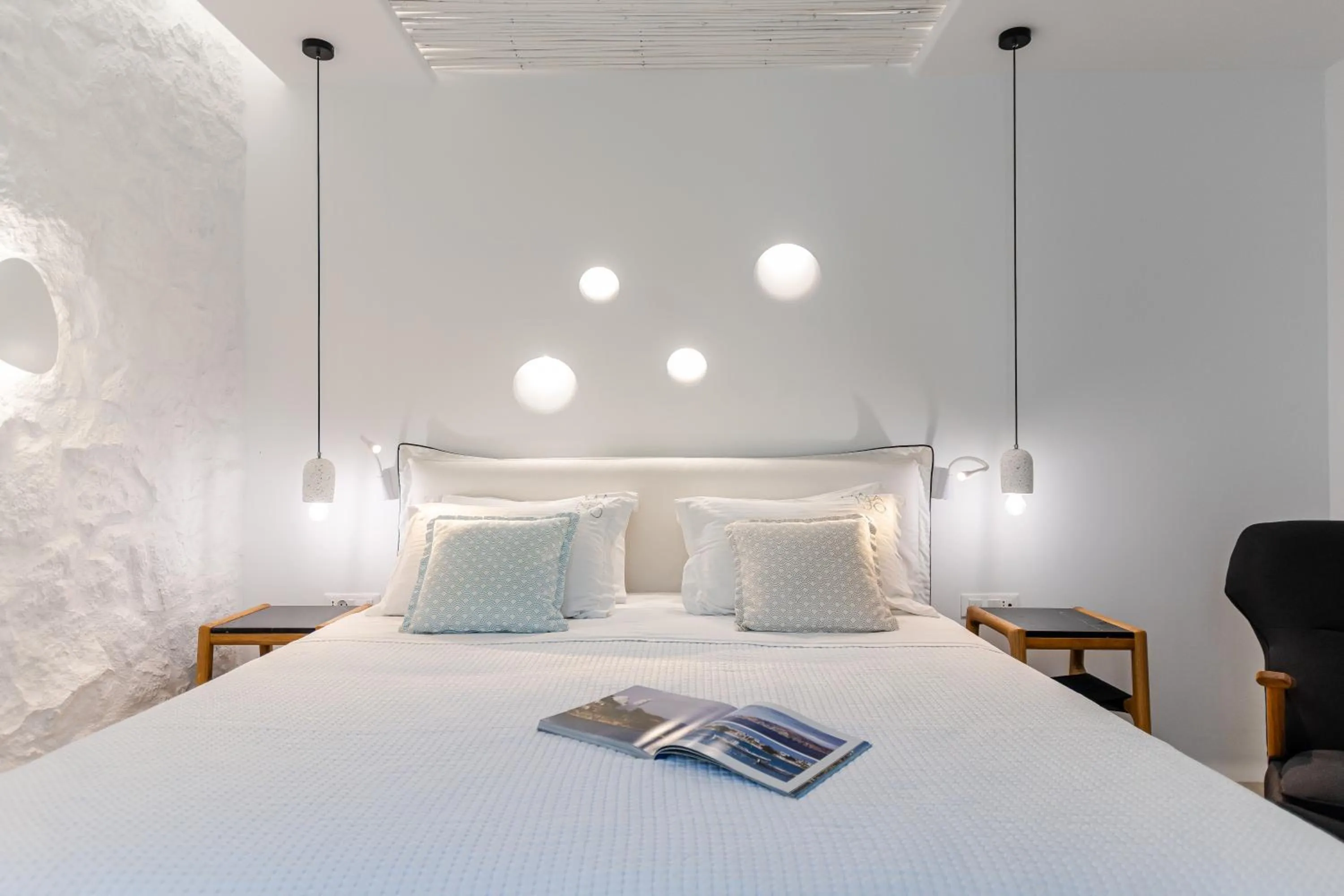 Staff, Bed in Majo Suites Hotel