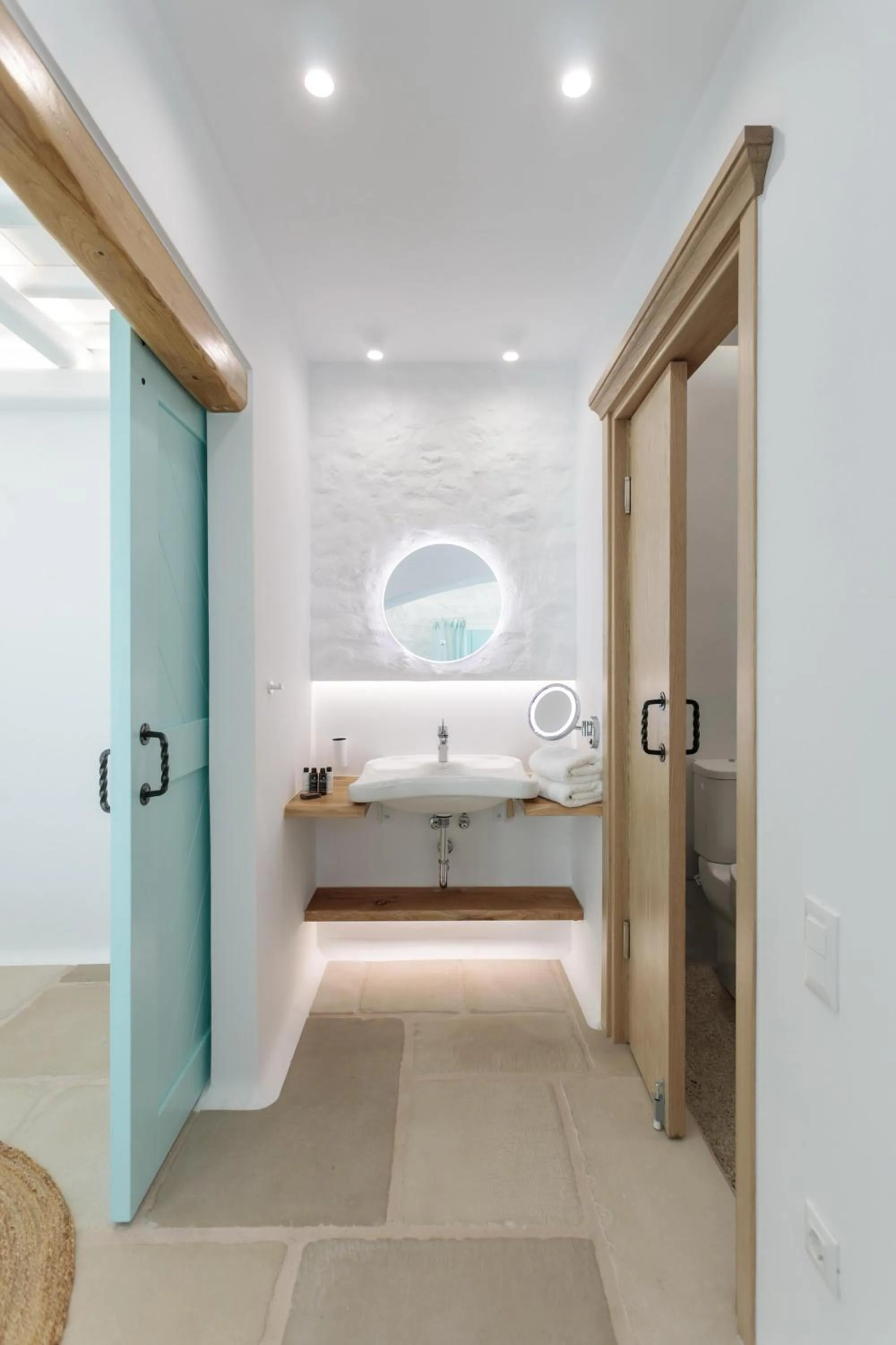 Toilet, Bed in Majo Suites Hotel