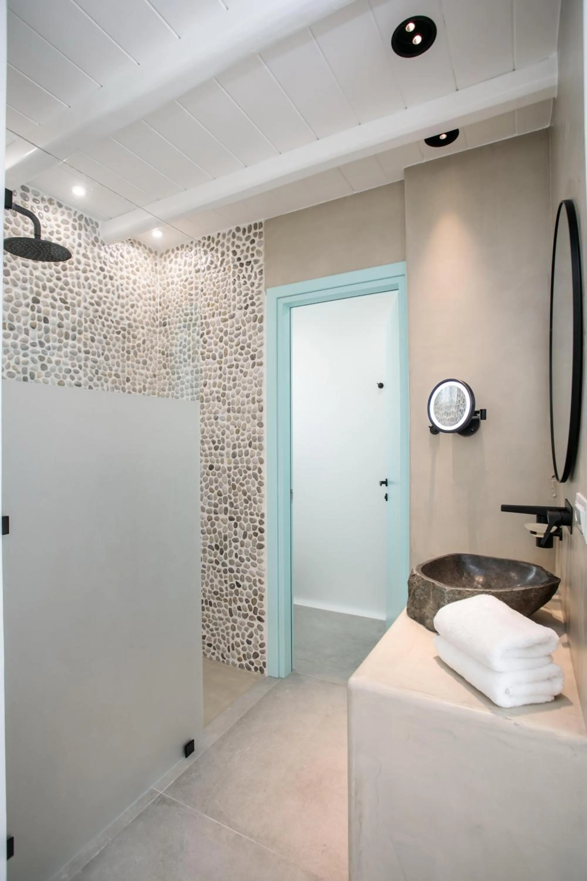 Bathroom, Bed in Majo Suites Hotel