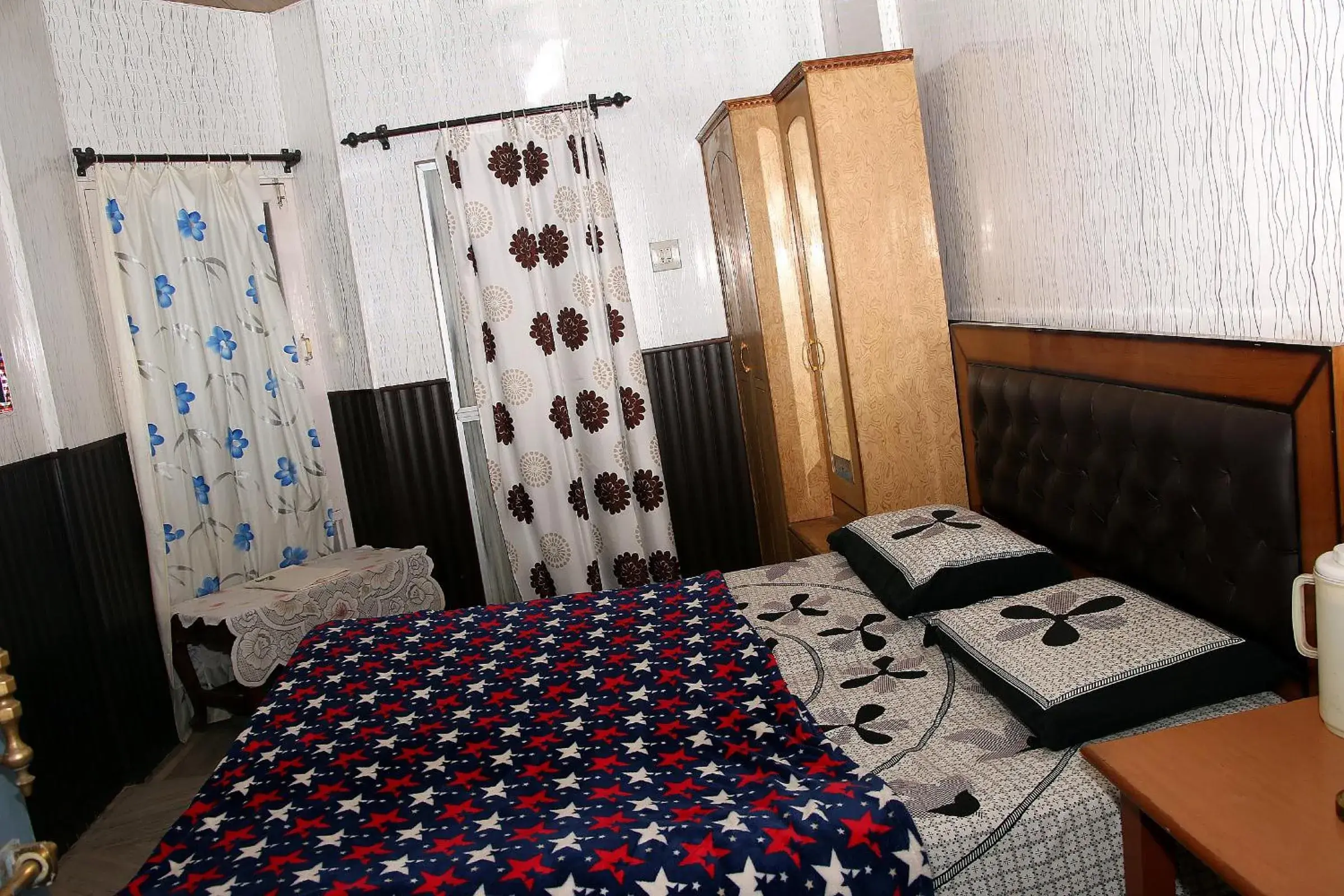 View (from property/room), Bed in Hotel Tip Top View (from property/room), Bed in Hotel Tip Top