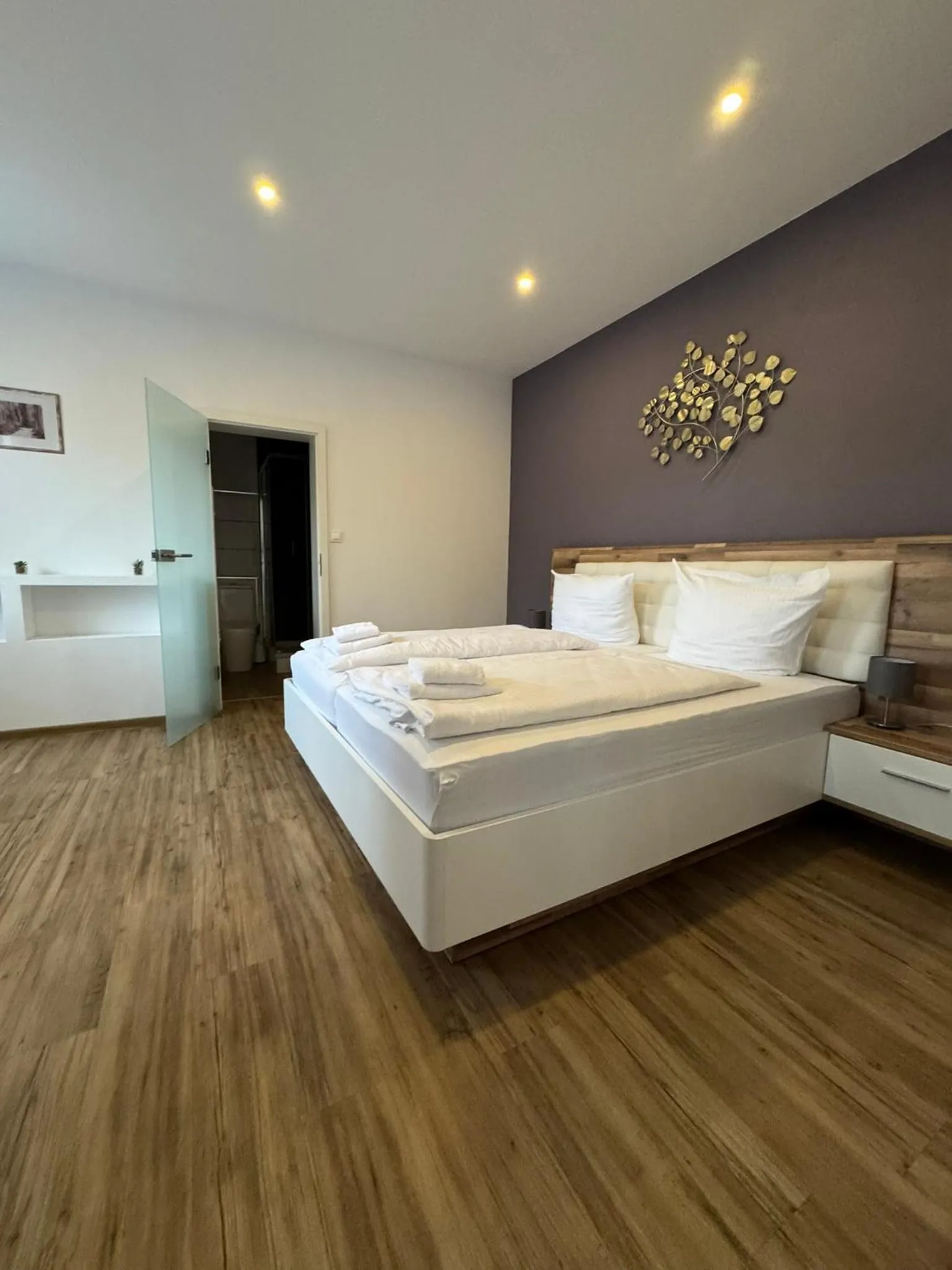 Bed in Hotel Grüner Baum - Melissone Italian Restaurant