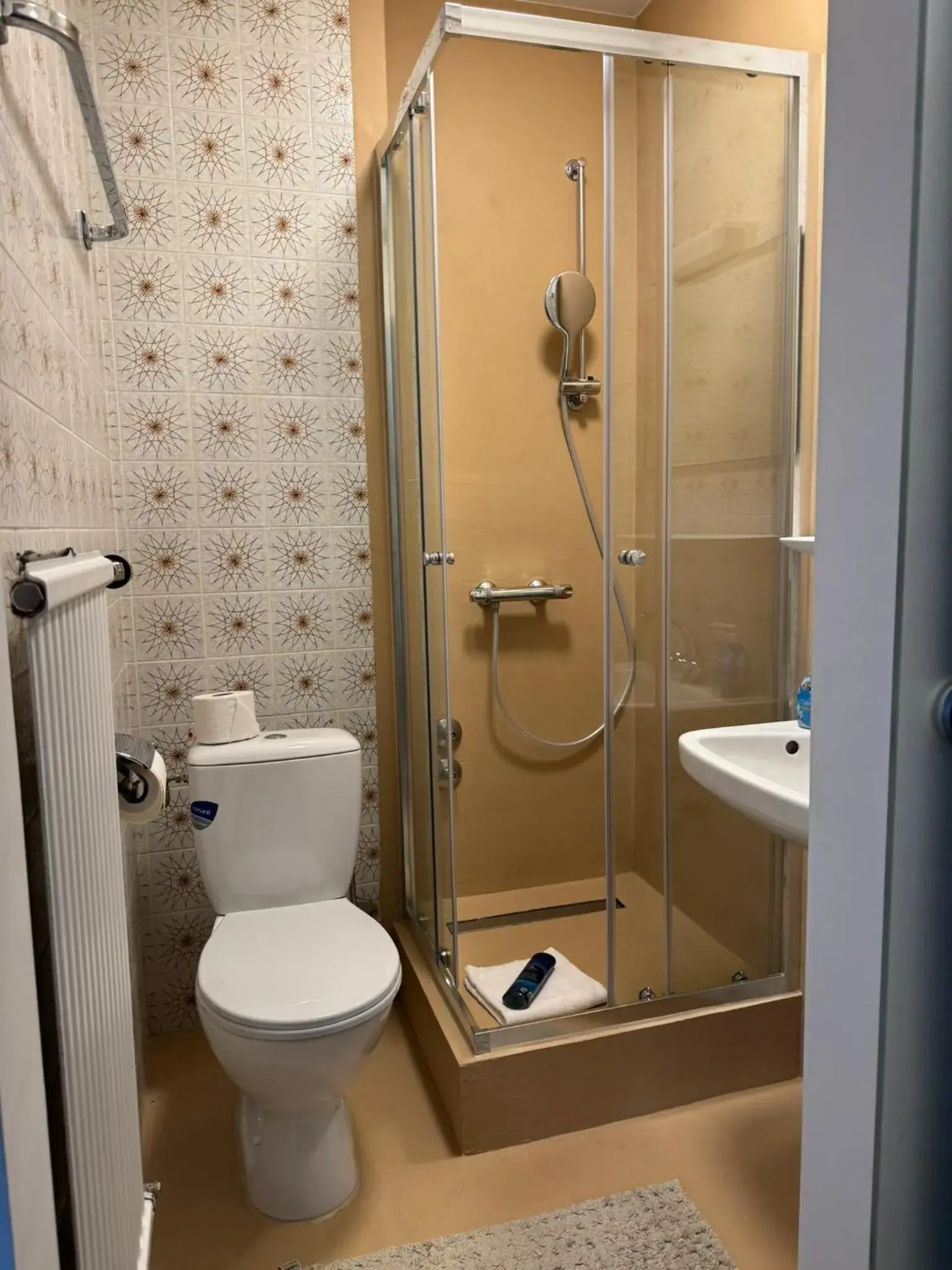 Budget Single Room in Hotel Grüner Baum - Melissone Italian Restaurant Budget Single Room in Hotel Grüner Baum - Melissone Italian Restaurant